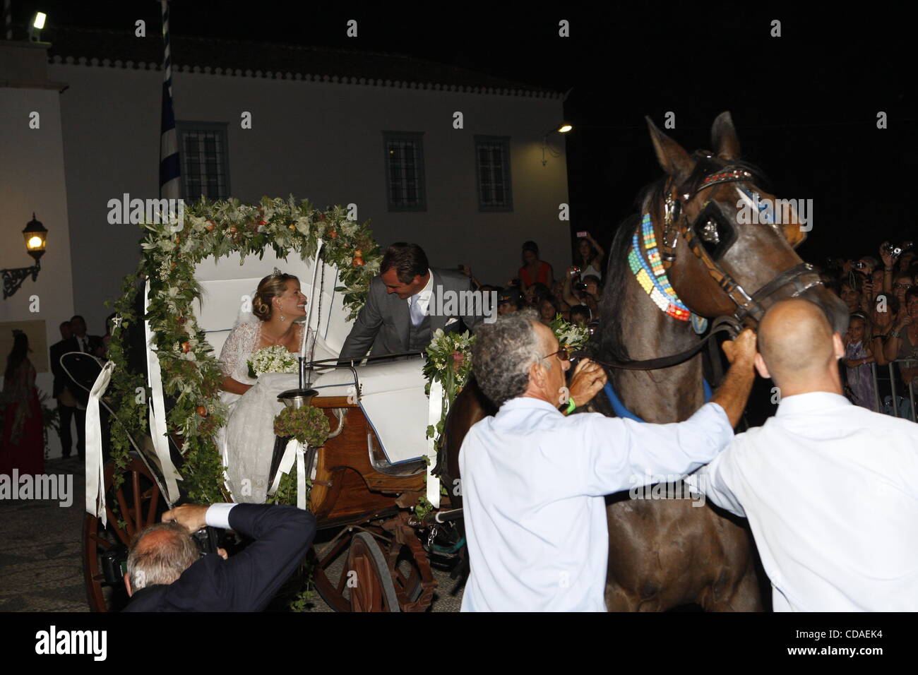 25. August 2010 - Insel Spetses, Griechenland - Prinz Nikolaos von Griechenland mit seiner Frau Tatiana Blatnik aus die Kirche verlassen. (Bild Kredit: Aristidis Vafeiadakis/ZUMApress.com ©) Stockfoto