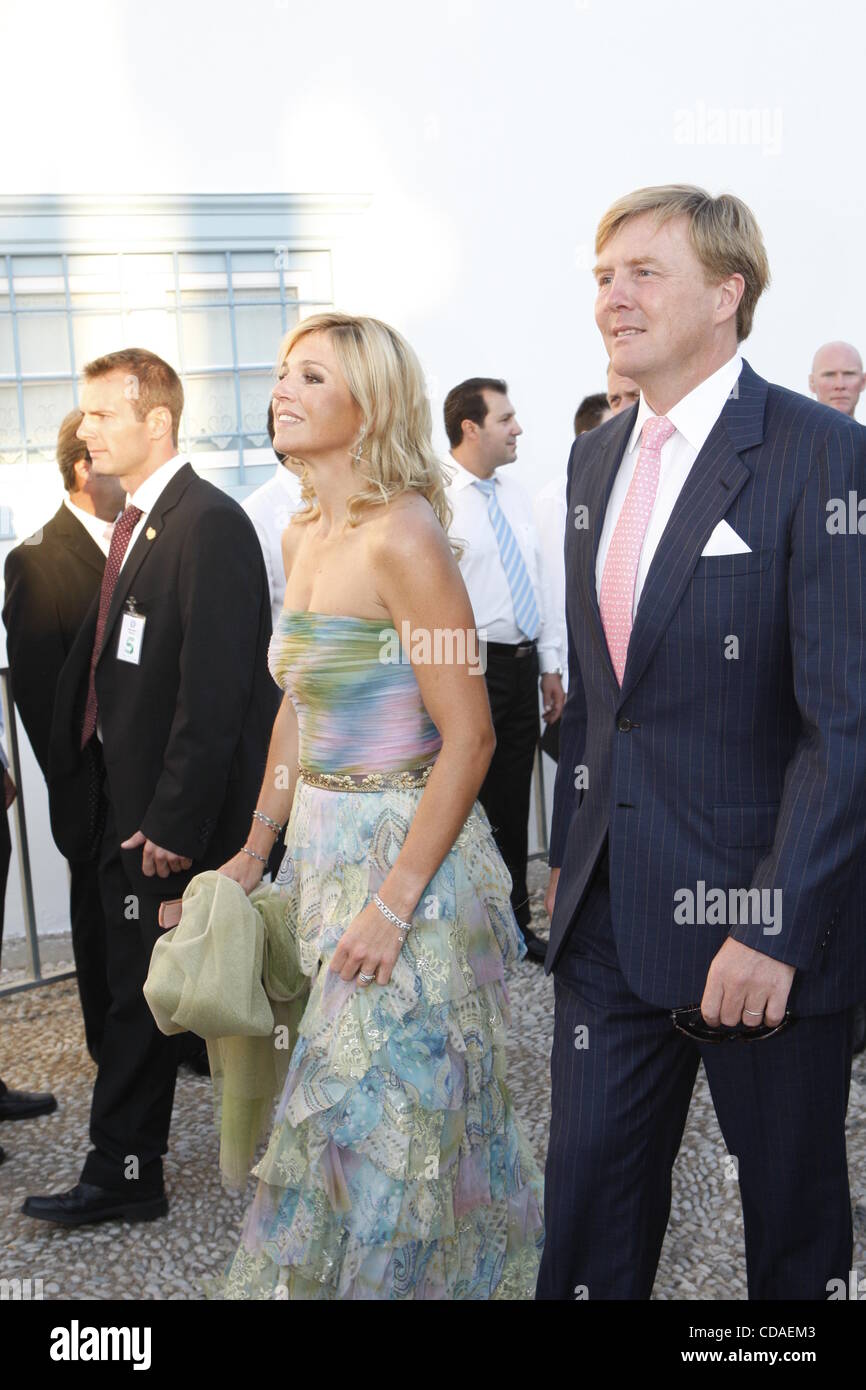 25. August 2010 - Insel Spetses, Griechenland - Prinz Willem-Alexander Prinzessin Maxima kommen für die Hochzeit von Prinz Nikolaos von Griechenland mit Tatiana Blatnik auf der Insel Spetses. (Bild Kredit: Aristidis Vafeiadakis/ZUMApress.com ©) Stockfoto