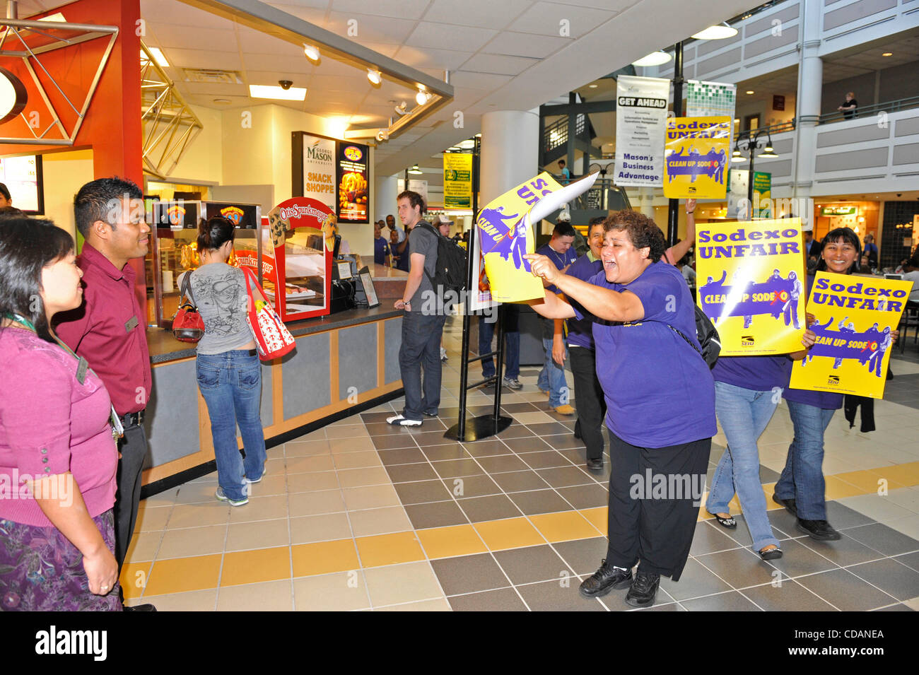 10. September 2010 Streik - Fairfax, Virginia, USA - Dutzende von Foodservice-Beschäftigten von Sodexo USA auf dem Campus der George Mason University in einem Protest gegen was sie sagen, unsichere Arbeitsbedingungen und Verweigerung der Rechte der Arbeitnehmer zu organisieren sind.  Der Streik wurde organisiert von der Service beschäftigen Stockfoto