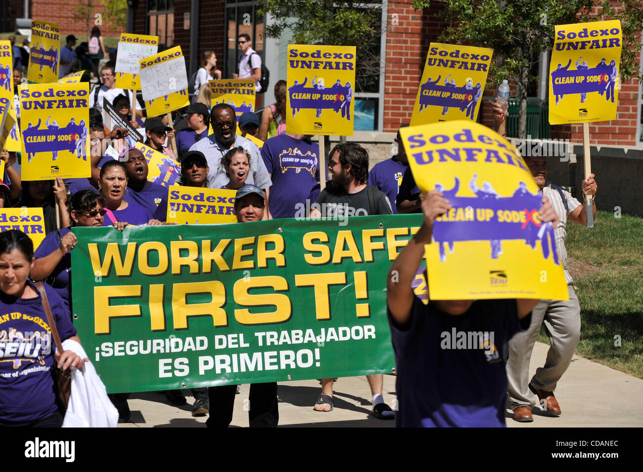 10. September 2010 Streik - Fairfax, Virginia, USA - Dutzende von Foodservice-Beschäftigten von Sodexo USA auf dem Campus der George Mason University in einem Protest gegen was sie sagen, unsichere Arbeitsbedingungen und Verweigerung der Rechte der Arbeitnehmer zu organisieren sind.  Der Streik wurde organisiert von der Service beschäftigen Stockfoto