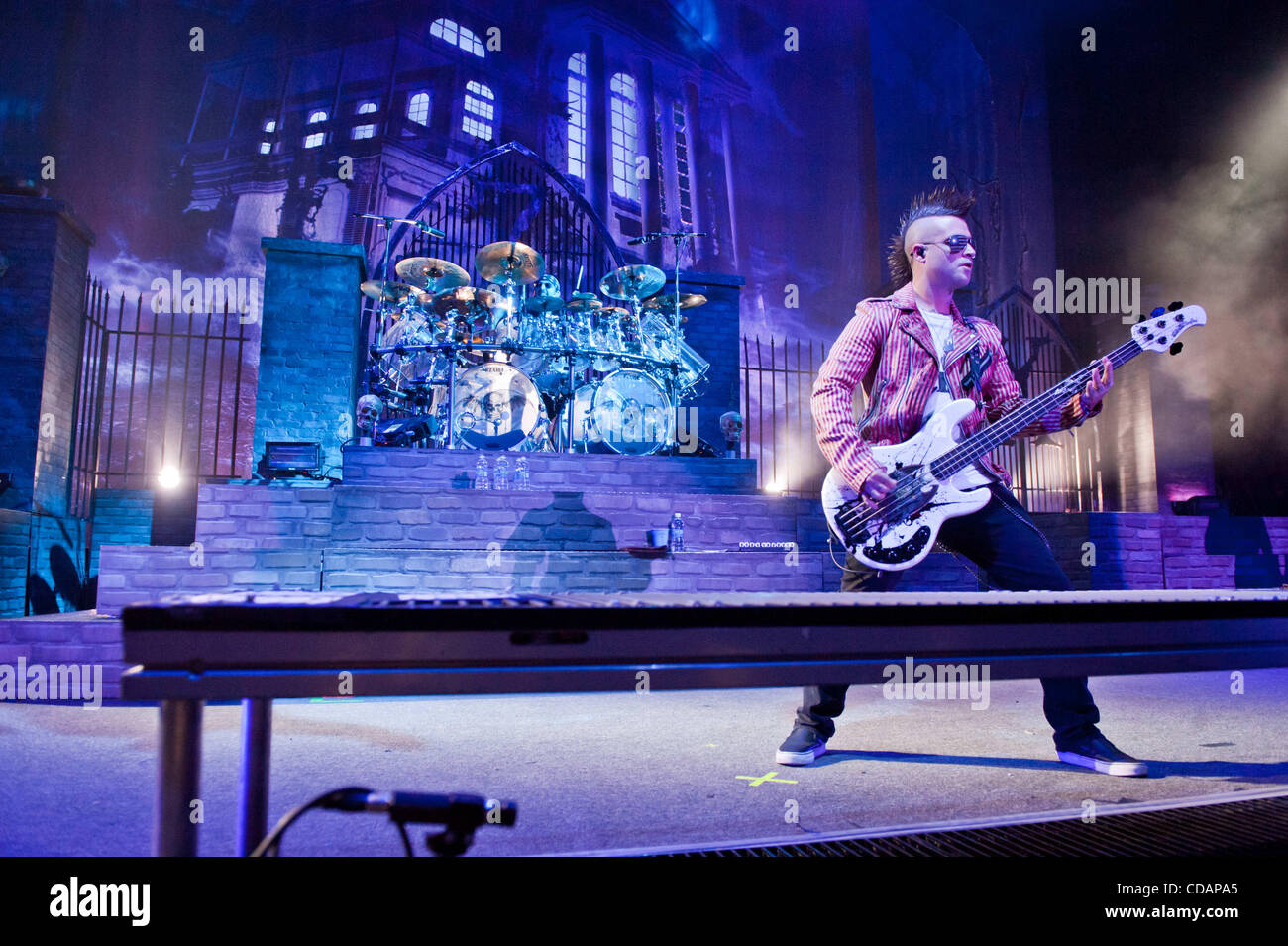 10. September 2010 führt - Dallas, Texas, Vereinigte Staaten von Amerika - Avenged Sevenfold Bassist Johnny Christ ...in ein Konzert im Superpages Center auf Fairpark Gelände in Dallas, Texas. (Kredit-Bild: © Manny Flores/Southcreek Global/ZUMApress.com) Stockfoto