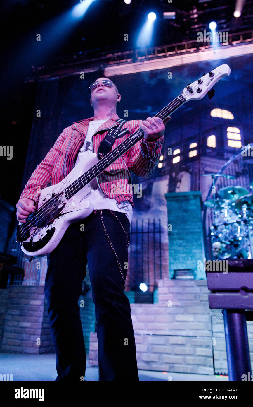 10. September 2010 führt - Dallas, Texas, Vereinigte Staaten von Amerika - Avenged Sevenfold Bassist Johnny Christ ...in ein Konzert im Superpages Center auf Fairpark Gelände in Dallas, Texas. (Kredit-Bild: © Manny Flores/Southcreek Global/ZUMApress.com) Stockfoto