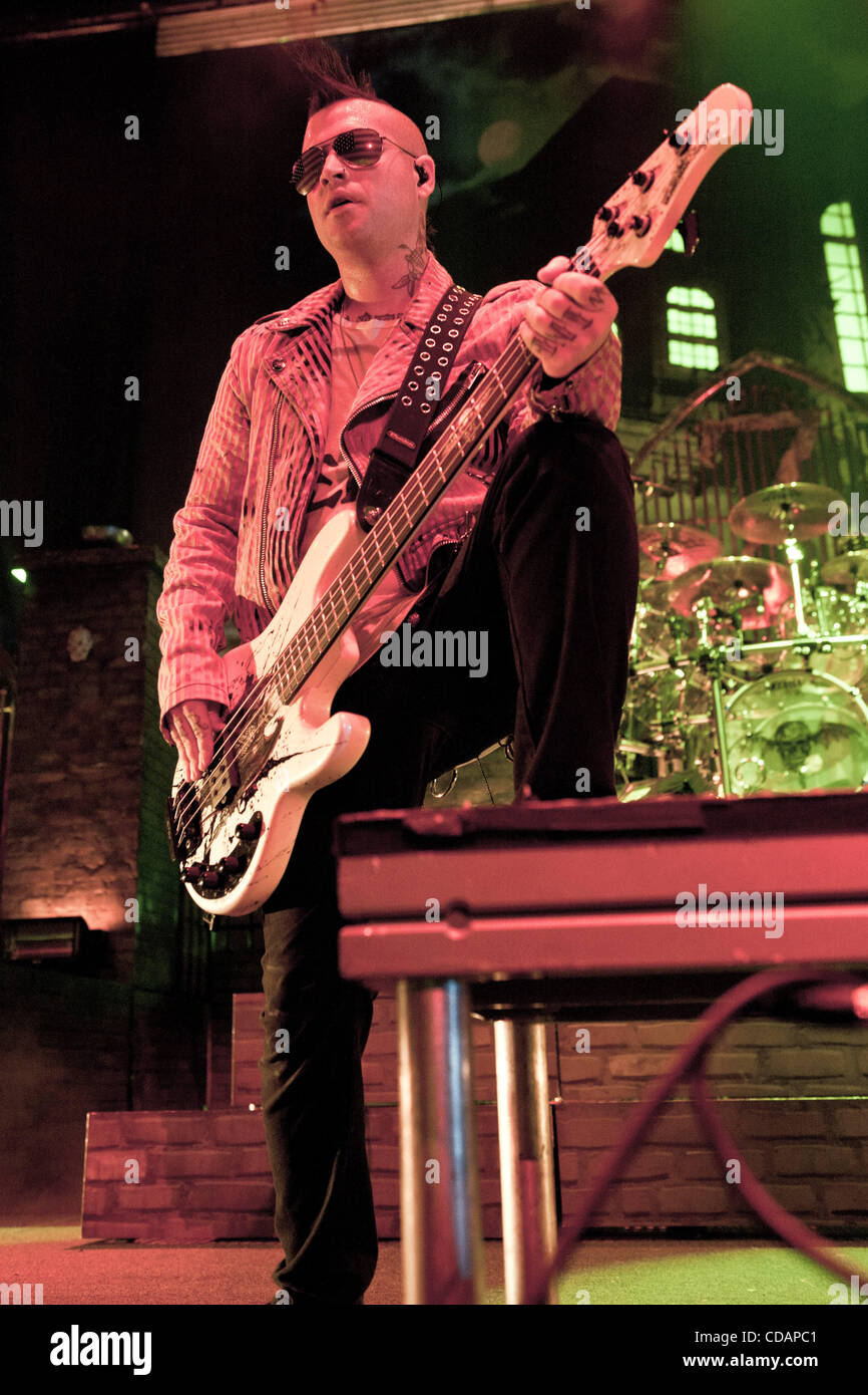 10. September 2010 führt - Dallas, Texas, Vereinigte Staaten von Amerika - Avenged Sevenfold Bassist Johnny Christ ...in ein Konzert im Superpages Center auf Fairpark Gelände in Dallas, Texas. (Kredit-Bild: © Manny Flores/Southcreek Global/ZUMApress.com) Stockfoto