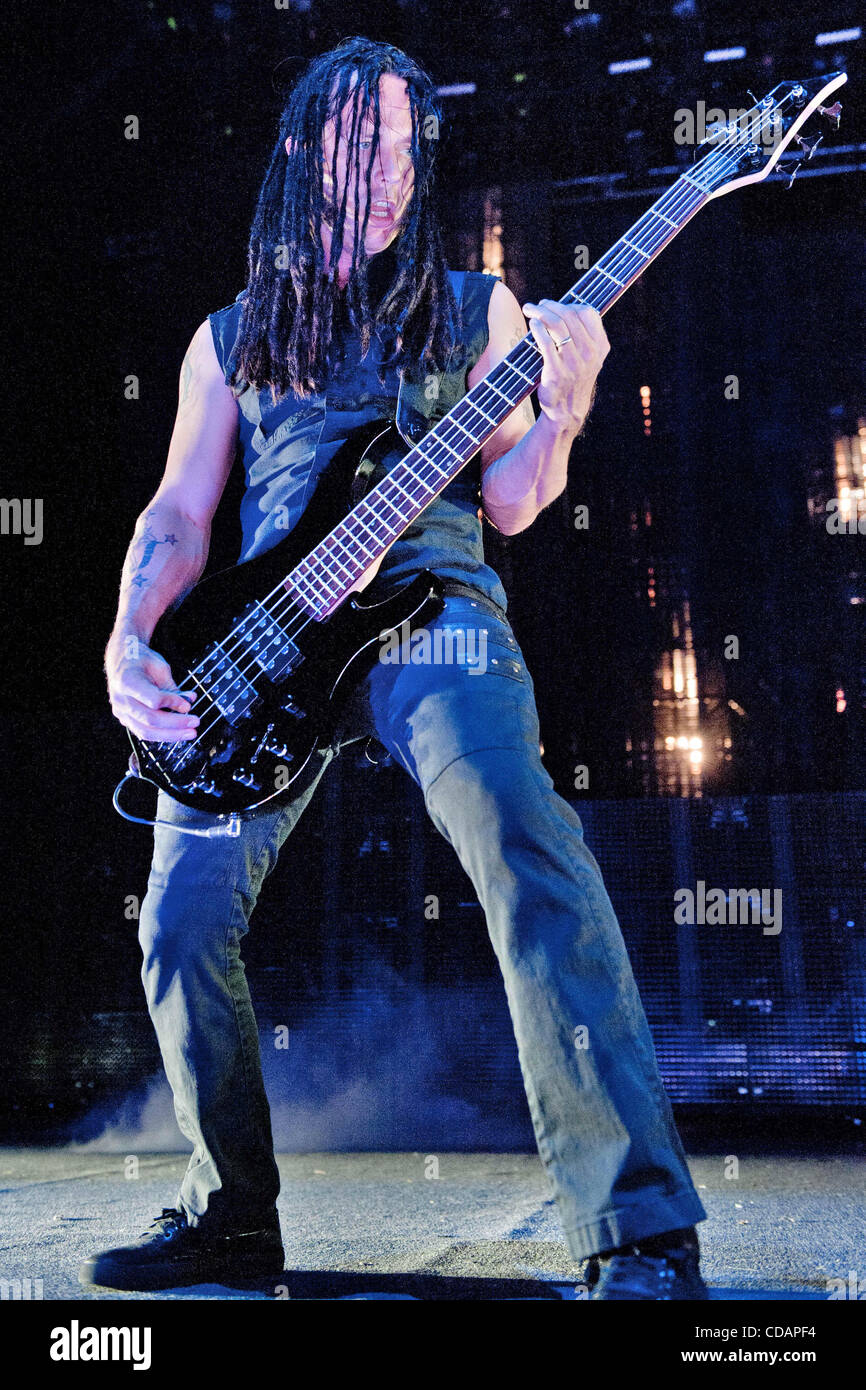 10. September 2010 Gelände - Dallas, Texas, Vereinigte Staaten von Amerika - Bassist John Moyer von Disturbed Durchführung ...in ein Konzert am Fairpark Superpages Center in Dallas, Texas. (Kredit-Bild: © Manny Flores/Southcreek Global/ZUMApress.com) Stockfoto