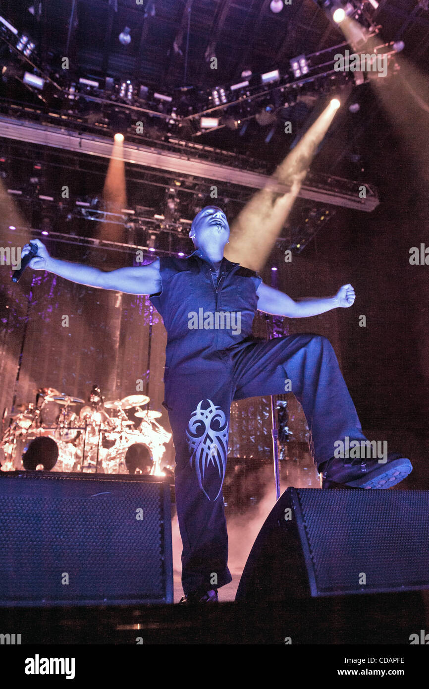 10. September 2010 - Dallas, Texas, Vereinigte Staaten von Amerika - Lead-Sänger David Draiman von Disturbed Durchführung ...in ein Konzert im Superpages Center auf Fairpark Gelände in Dallas, Texas. (Kredit-Bild: © Manny Flores/Southcreek Global/ZUMApress.com) Stockfoto