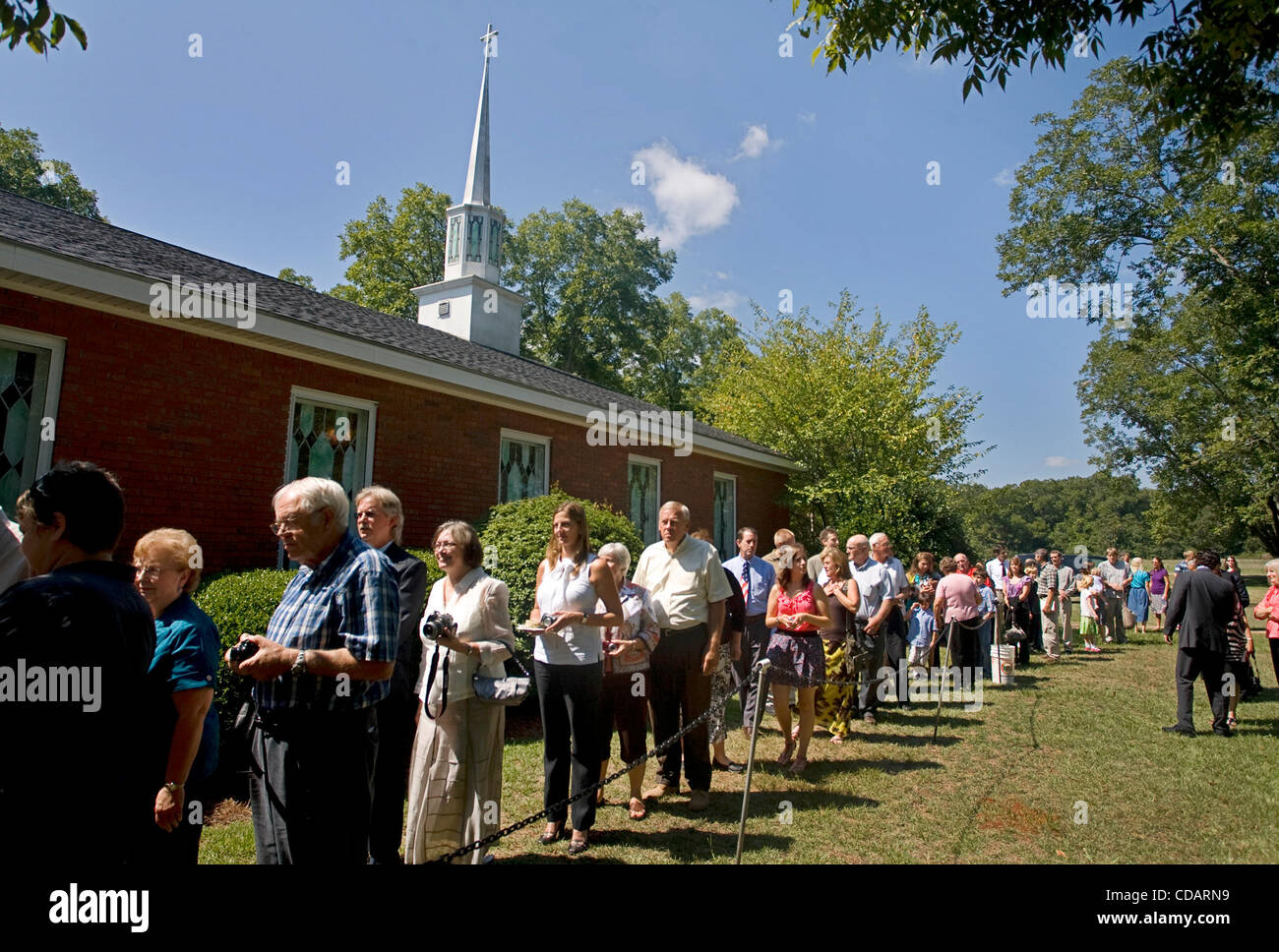 12. September 2010 - Ebenen, GA, USA - OT 328099 KEEL PLAINS. SCOTT KEELER |  Zeiten. (10.09.2010 PLAINS, GA) 14. Besucher Linie bis zu fotografieren mit ehemaligen US-Präsidenten Jimmy Carter und ehemalige First Lady Rosalynn Carter nach dem Gottesdienst im Maranatha Baptist Church, Plains, Georgia, vor kurzem haben Stockfoto