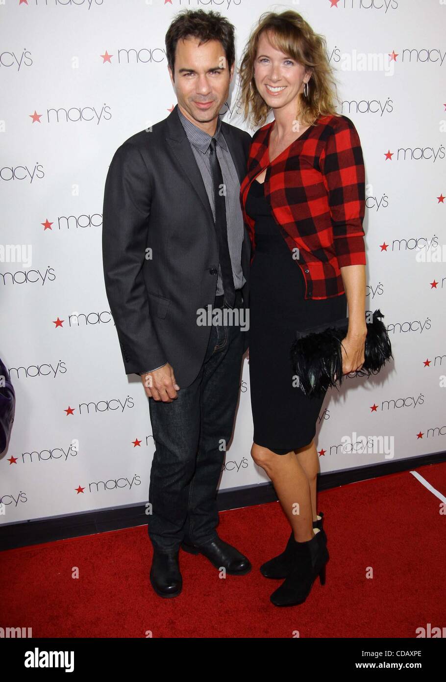 16. September 2010 - Los Angeles, Kalifornien, USA - Eric McCormack (L) und Janet Holden. Der kann Pass präsentiert Glamorama im Orpheum Theatre statt. Los Angeles, CA. 16.09.2010. K65927TL (Kredit-Bild: © TLeopold/Globe Photos/ZUMApress.com) Stockfoto