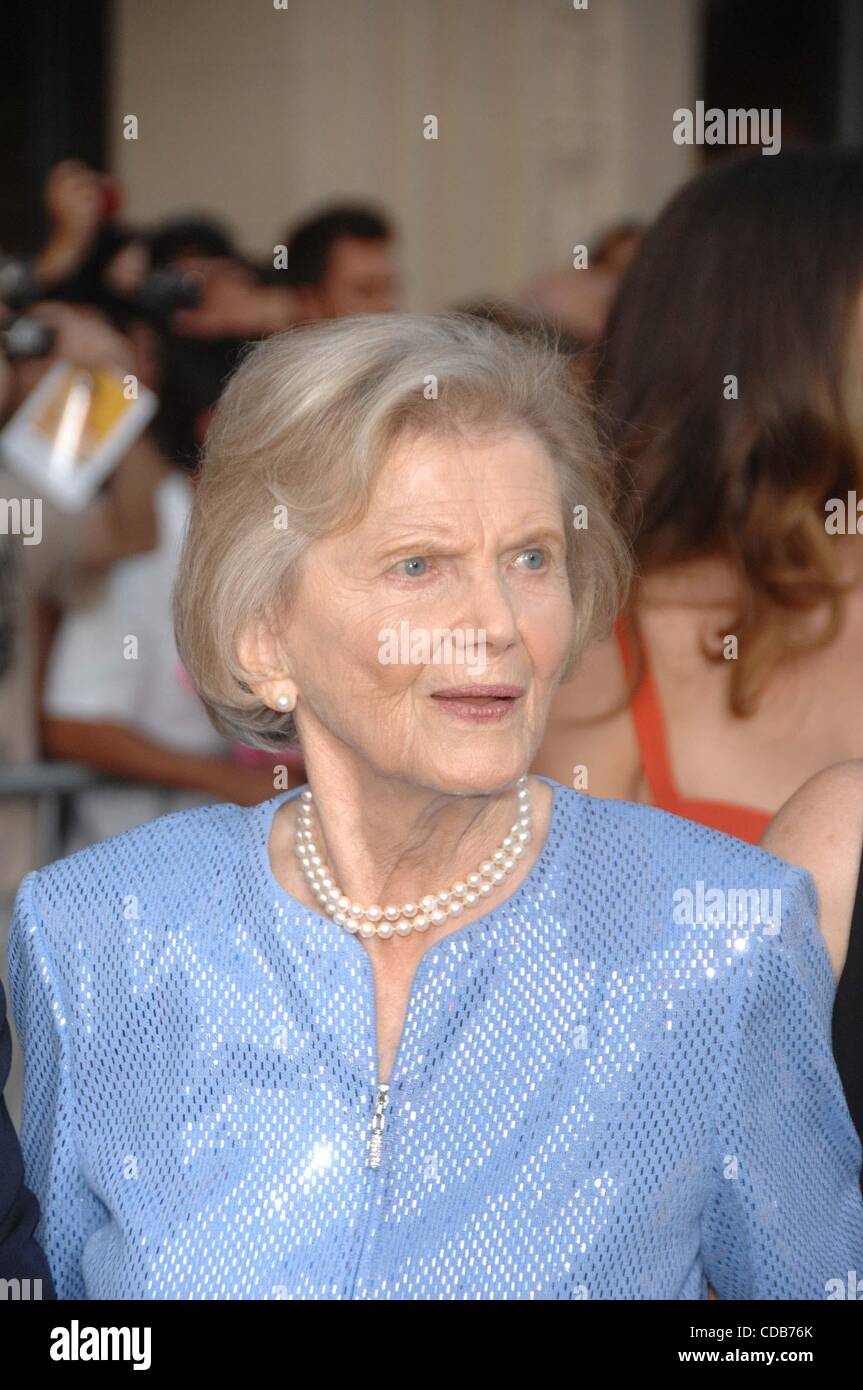 30. September 2010 - Hollywood, Kalifornien, USA - Penny Chenery während der Premiere des neuen Films von Walt-Disney-Bilder-Sekretariat, gehalten am El Capitan Theatre, am 30. September 2010, in Los Angeles... 2010.K66047MGE (Kredit-Bild: © Michael Germana/Globe Photos/ZUMApress.com) Stockfoto