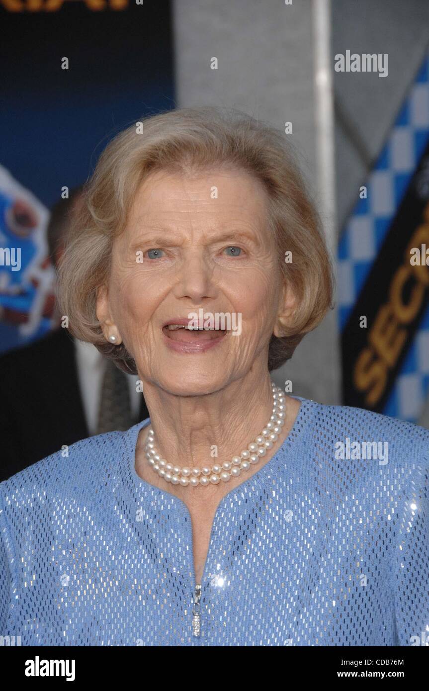 30. September 2010 - Hollywood, Kalifornien, USA - Penny Chenery während der Premiere des neuen Films von Walt-Disney-Bilder-Sekretariat, gehalten am El Capitan Theatre, am 30. September 2010, in Los Angeles... 2010.K66047MGE (Kredit-Bild: © Michael Germana/Globe Photos/ZUMApress.com) Stockfoto