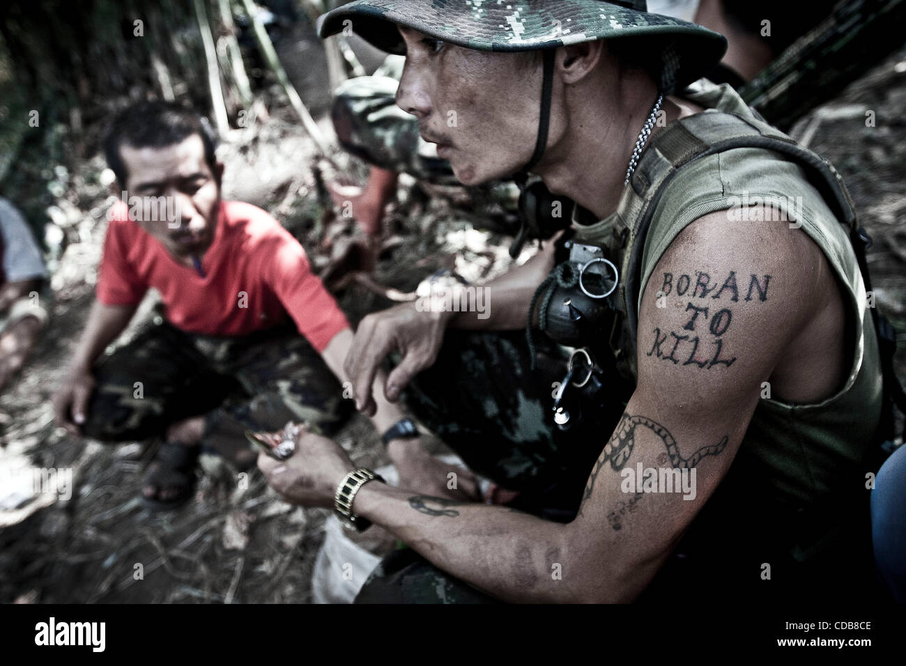 8. Dezember 2010 - in der Nähe von Karen-Staat, Karen, Burma - Milizionäre der Rebellen, die Armeen von Vertreibung und Straflosigkeit für die Schlacht bei einem Rebellenlager Miliz hinter der Schusslinie auf Pahlu Gebiet, Vorbereiten der thailändisch-burmesischen Grenze. (Kredit-Bild: © Narciso Contreras/zReportage.com/ZUMA) Stockfoto