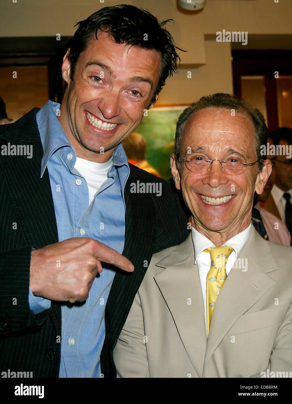 K36635JBU. JOEL GREY 72. Geburtstagsparty in Michaels RESTAURANT IN NEW YORK neue York.4/12/2004.  / 2004.HUGH JACKMAN und JOEL GREY(Credit Image: © Judie Burstein/Globe Photos/ZUMAPRESS.com) Stockfoto