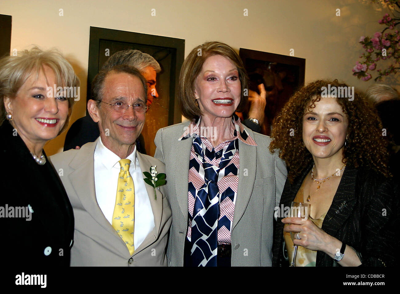 K36635JBU. JOEL GREY 72. Geburtstagsparty in Michaels RESTAURANT IN NEW YORK neue York.4/12/2004.  / 2004.BARBARA WALTERS, JOEL GREY, MARY TYLER MOORE und BERNADETTE PETERS(Credit Image: © Judie Burstein/Globe Photos/ZUMAPRESS.com) Stockfoto