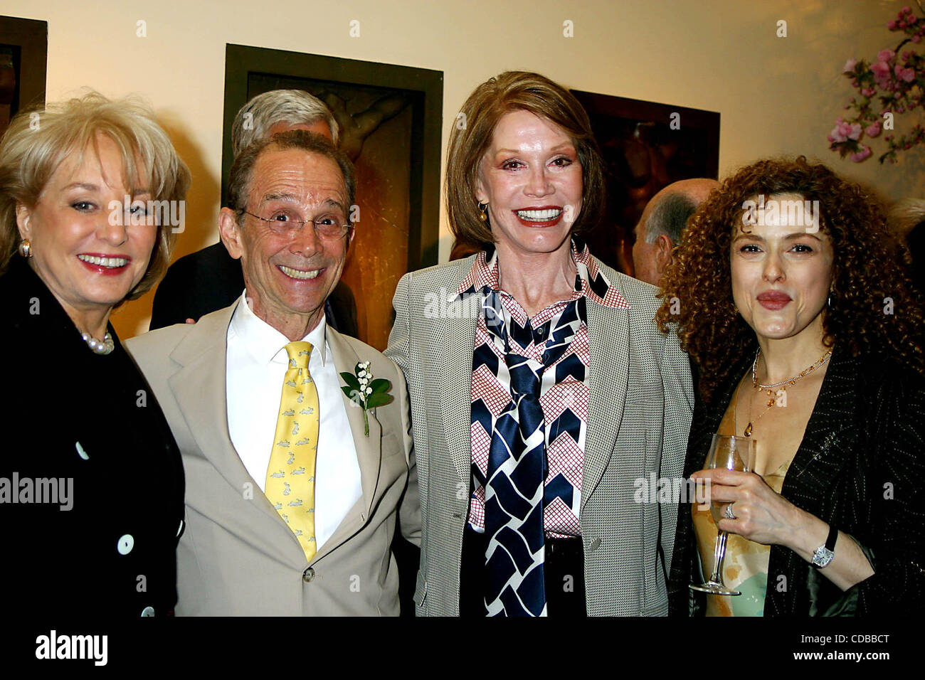 K36635JBU. JOEL GREY 72. Geburtstagsparty in Michaels RESTAURANT IN NEW YORK neue York.4/12/2004.  / 2004.BARBARA WALTERS, JOEL GREY, MARY TYLER MOORE und BERNADETTE PETERS(Credit Image: © Judie Burstein/Globe Photos/ZUMAPRESS.com) Stockfoto