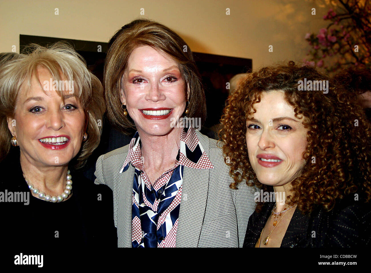 K36635JBU. JOEL GREY 72. Geburtstagsparty in Michaels RESTAURANT IN NEW YORK neue York.4/12/2004.  / 2004.BARBARA WALTERS, MARY TYLER MOORE und BERNADETTE PETERS(Credit Image: © Judie Burstein/Globe Photos/ZUMAPRESS.com) Stockfoto