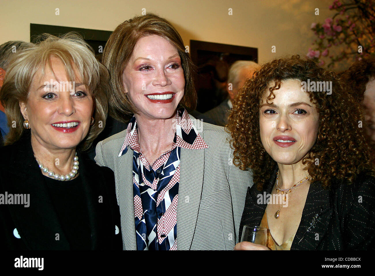 K36635JBU. JOEL GREY 72. Geburtstagsparty in Michaels RESTAURANT IN NEW YORK neue York.4/12/2004.  / 2004.BARBARA WALTERS, MARY TYLER MOORE und BERNADETTE PETERS(Credit Image: © Judie Burstein/Globe Photos/ZUMAPRESS.com) Stockfoto