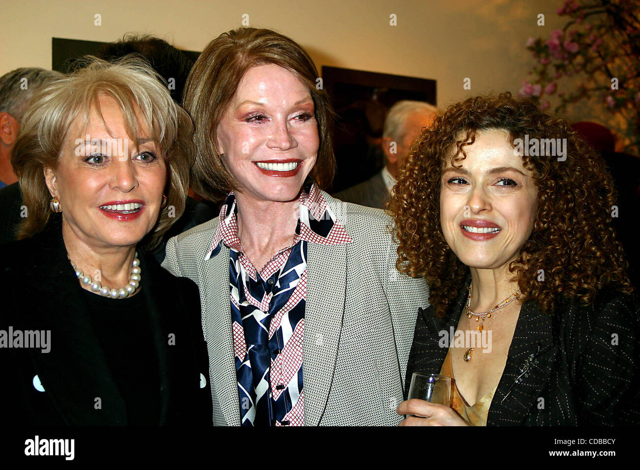 K36635JBU. JOEL GREY 72. Geburtstagsparty in Michaels RESTAURANT IN NEW YORK neue York.4/12/2004.  / 2004.BARBARA WALTERS, MARY TYLER MOORE und BERNADETTE PETERS(Credit Image: © Judie Burstein/Globe Photos/ZUMAPRESS.com) Stockfoto