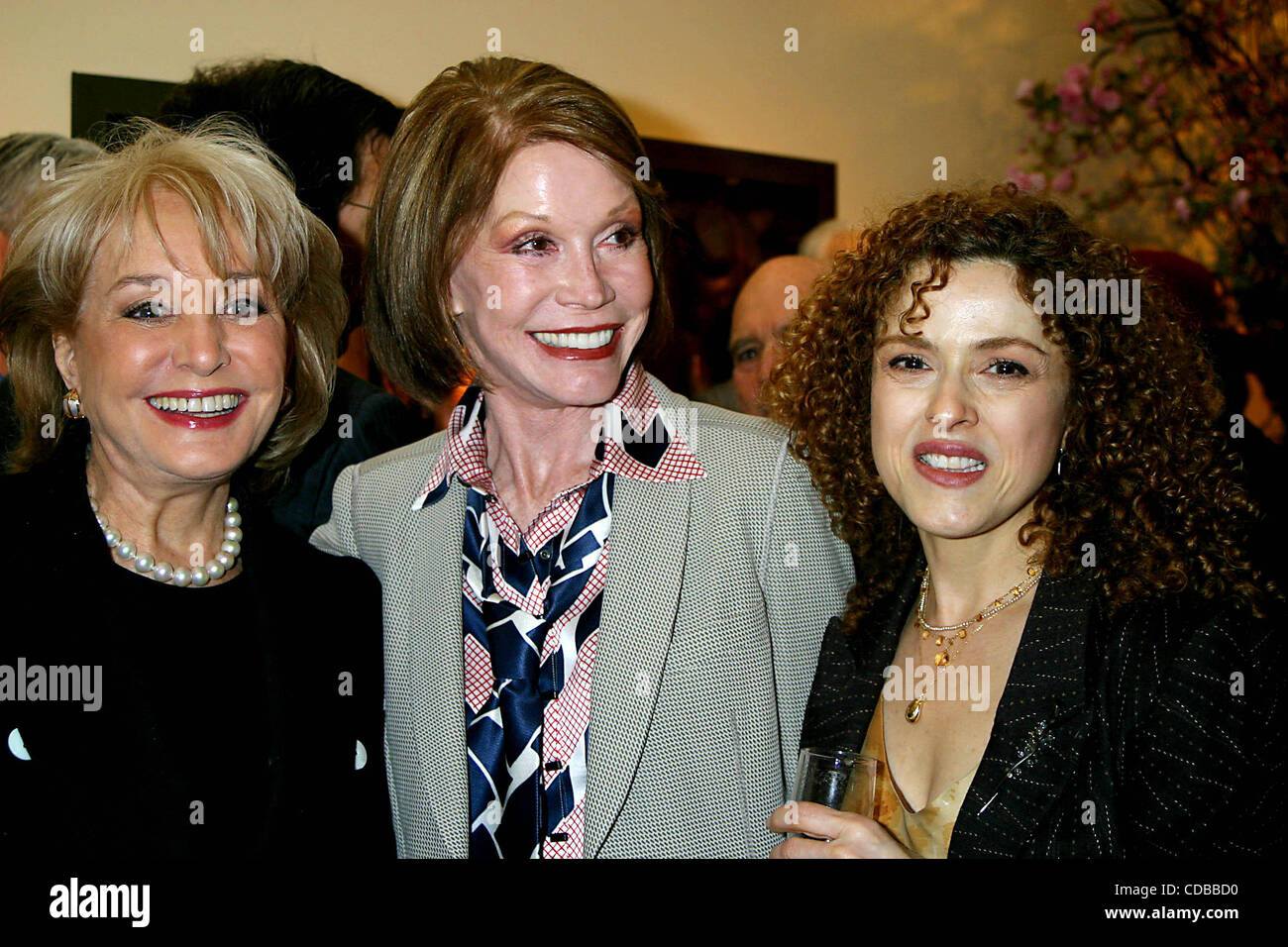 K36635JBU. JOEL GREY 72. Geburtstagsparty in Michaels RESTAURANT IN NEW YORK neue York.4/12/2004.  / 2004.BARBARA WALTERS, MARY TYLER MOORE und BERNADETTE PETERS(Credit Image: © Judie Burstein/Globe Photos/ZUMAPRESS.com) Stockfoto