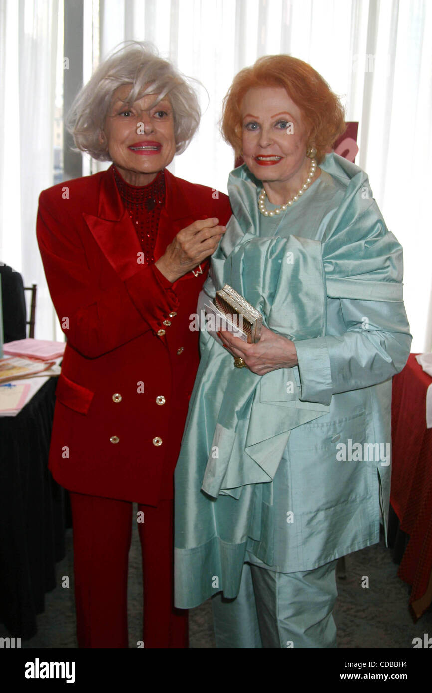 K37771JBU. CAROL CHANNING BEI OSCAR HAMMERSTEIN AWARD GEEHRT. AN der Universität-CLUB IN New York City 07.06.2004.  / 2004.CAROL CHANNING und ARLENE DAHL(Credit Image: © Judie Burstein/Globe Photos/ZUMAPRESS.com) Stockfoto