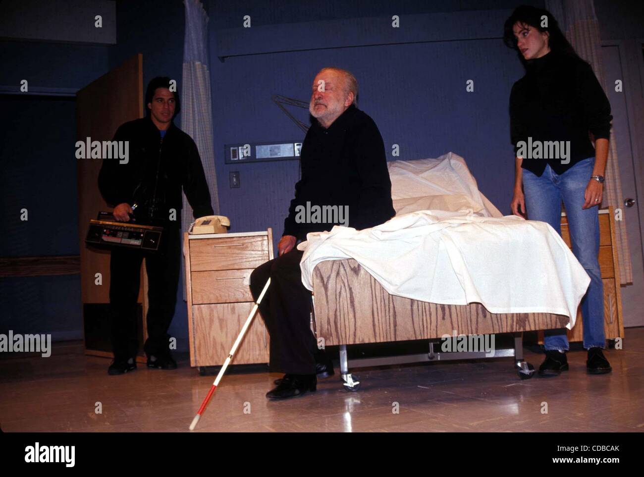 L6586.1993.WRONG BIEGEN AN LUNGENFISCH. GEORGE C SCOTT, TONY DANZA UND JAMI GERTZ.  / GEORGEC. SCOTTRETRO (Kredit-Bild: © Judie Burstein/Globe Photos/ZUMAPRESS.com) Stockfoto