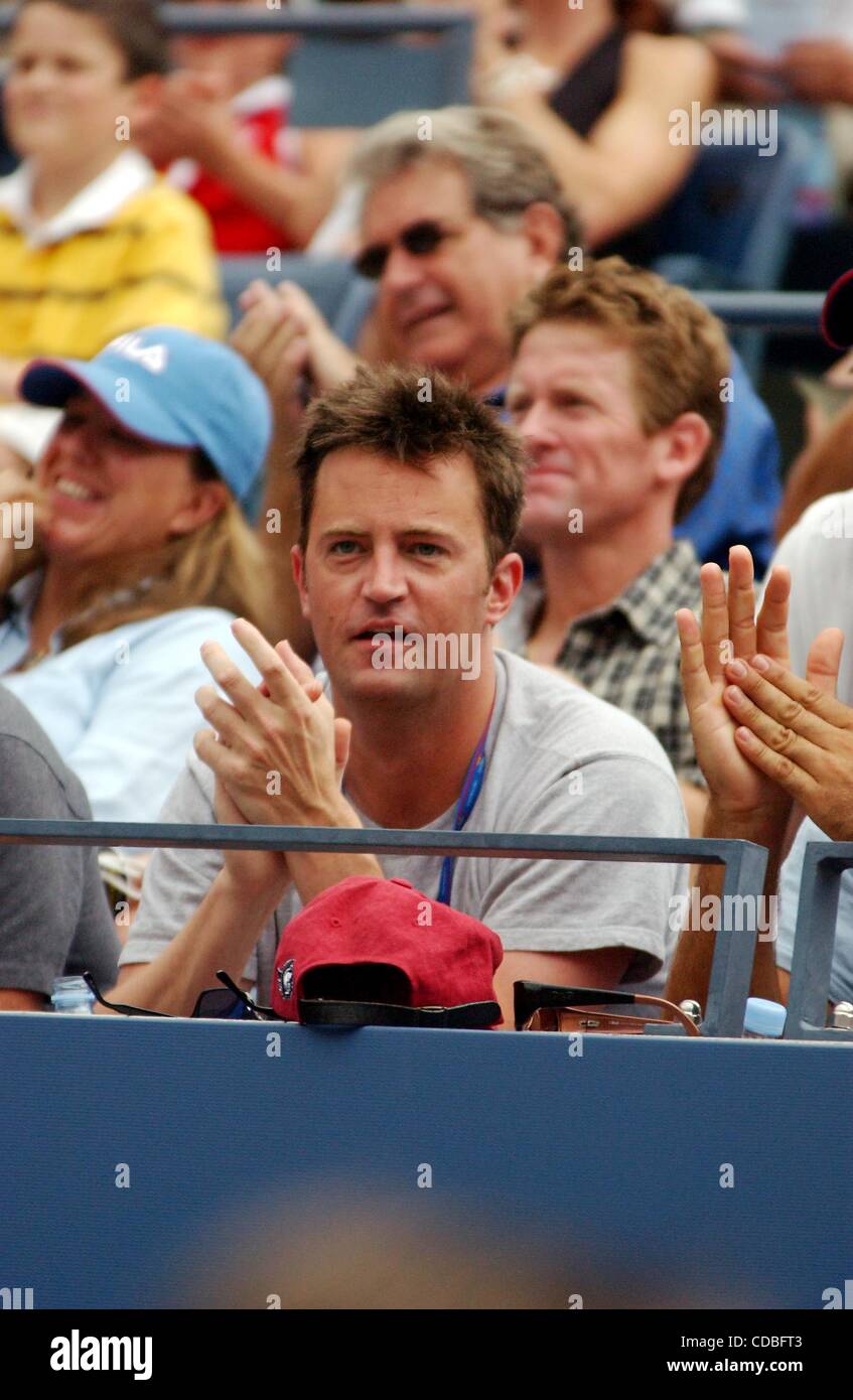 K32491AR.U.S. OFFEN IM ARTHUR ASHE STADIUM, FLUSHING QUEENS, NEW YORK. 30.08.2003.    / 2003... MATTHEW PERRY(Credit Image: © Andrea Renault/Globe Photos/ZUMAPRESS.com) Stockfoto