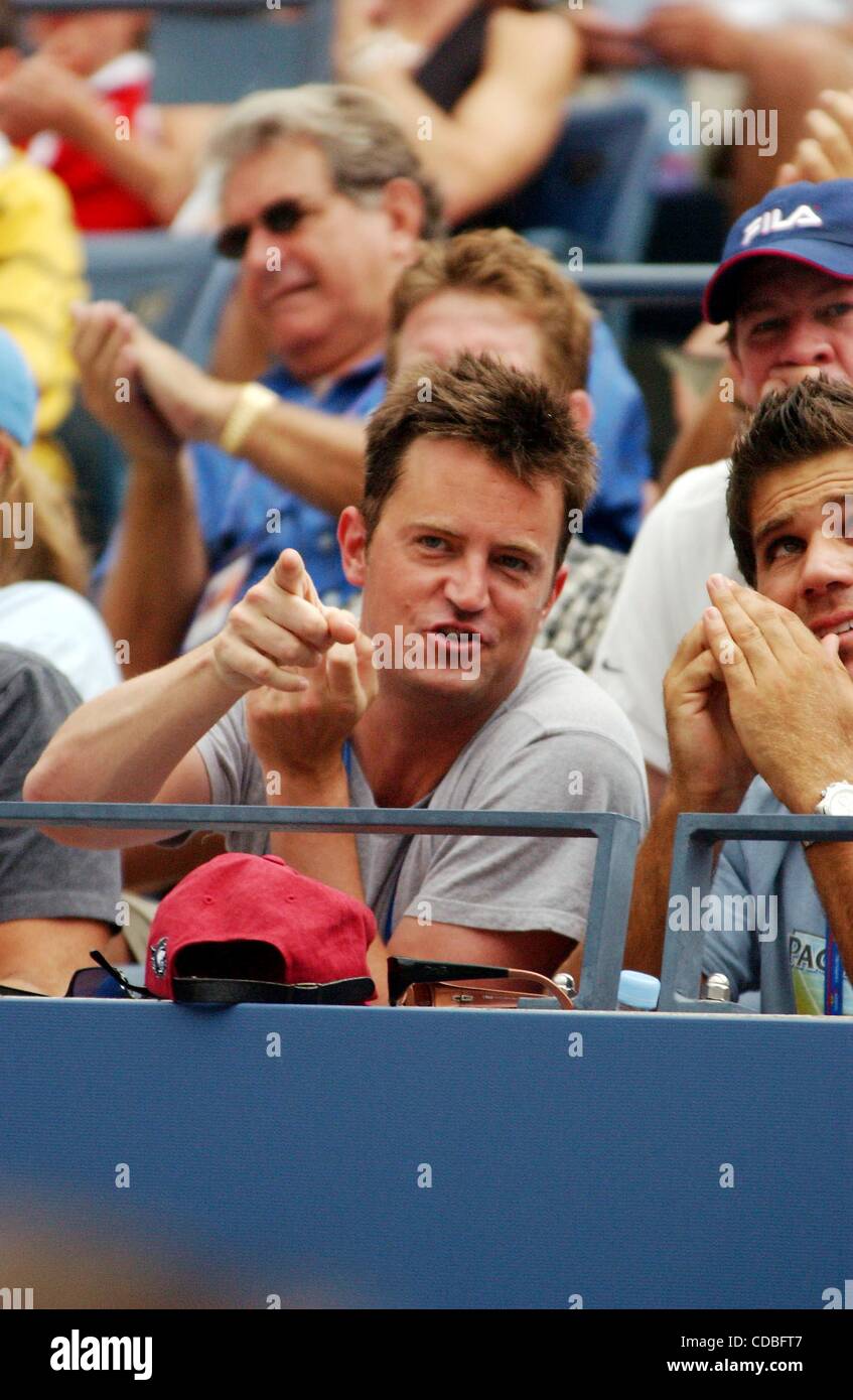 K32491AR.U.S. OFFEN IM ARTHUR ASHE STADIUM, FLUSHING QUEENS, NEW YORK. 30.08.2003.    / 2003... MATTHEW PERRY(Credit Image: © Andrea Renault/Globe Photos/ZUMAPRESS.com) Stockfoto