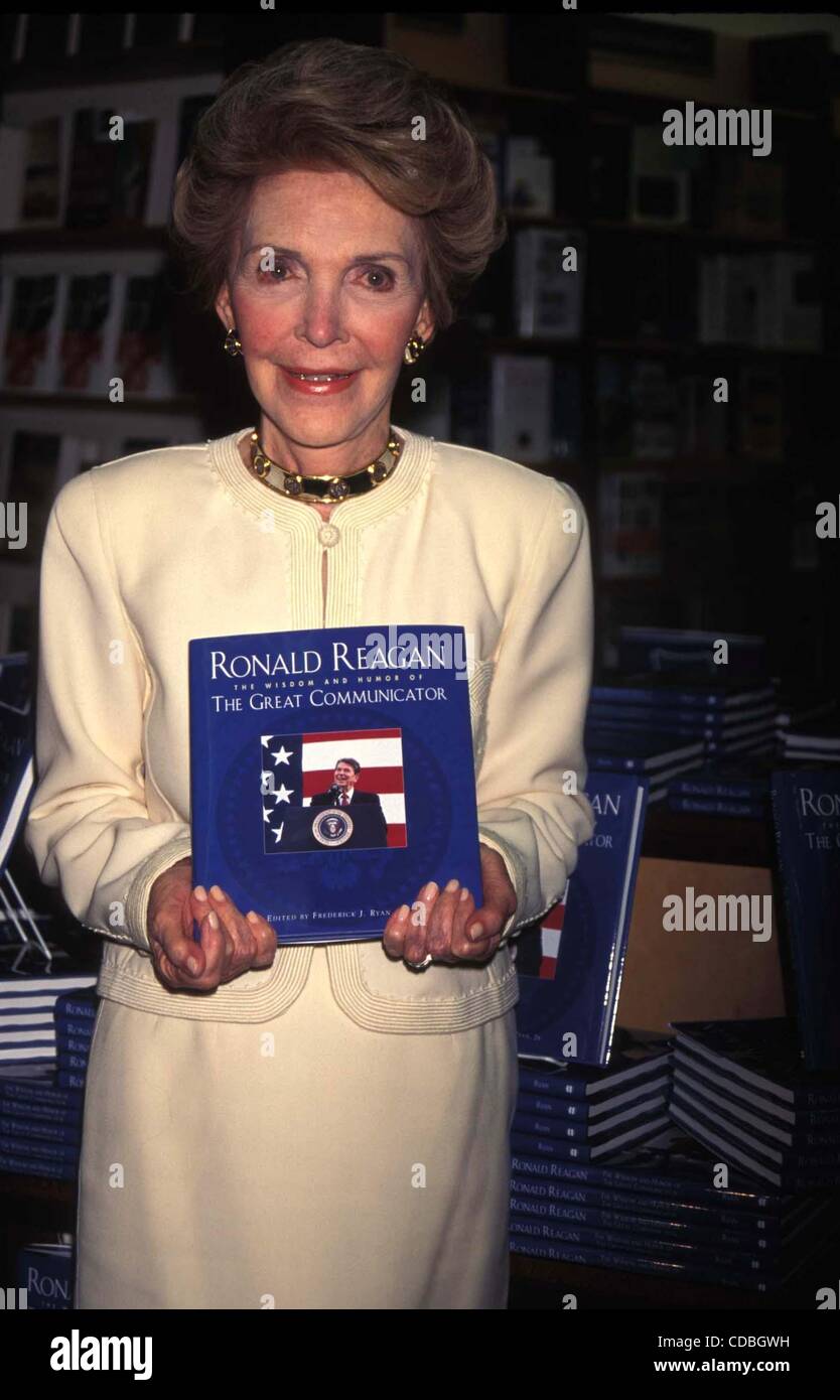 K1777AR. NANCY REAGAN BUCH UNTERZEICHNUNG DES RONALD REAGAN DIE WEISHEIT UND DER HUMOR EIN GROßER KOMMUNIKATOR 07.06.1995.    / NANCYREAGANRETRO(Credit Image: © Andrea Renault/Globe Photos/ZUMAPRESS.com) Stockfoto