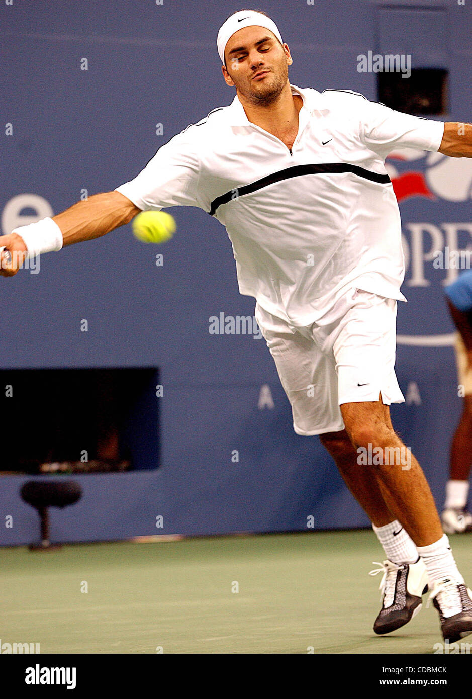 ROGER FEDERER. K32546AR.2003 US OPEN TENNIS im ARTHUR ASHE STADIUM IN FLUSHING QUEENS, New York City .9/4/2003.    / 2003 (Kredit-Bild: © Andrea Renault/Globe Photos/ZUMAPRESS.com) Stockfoto