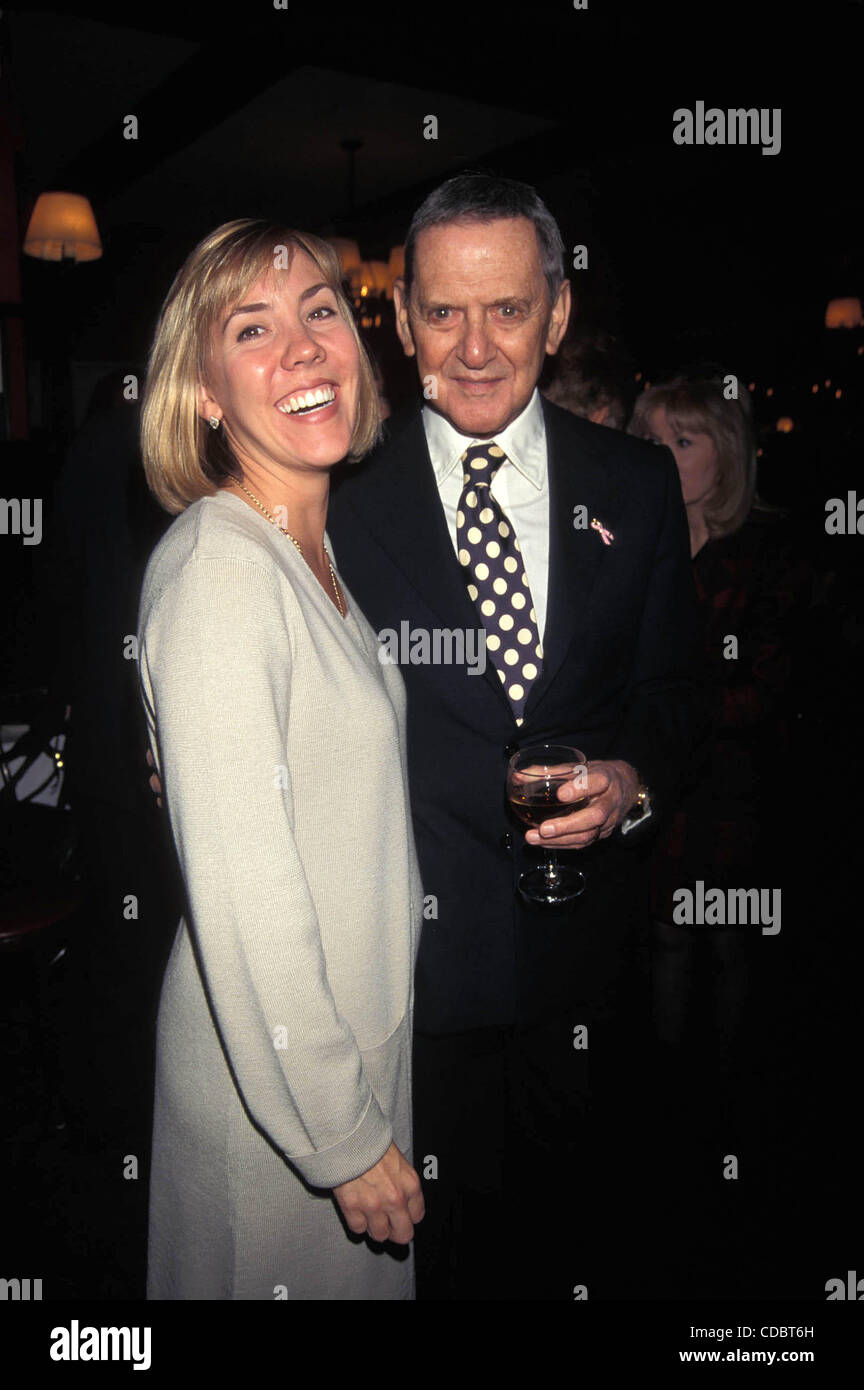K10778AR. PREMIERE VON NEIL SIMONS '' THE SUNSHINE BOYS''. AM LYCEUM THEATRE in NEW YORK New York 12/08/97.TONY RANDALL und Frau HEATHER.    / 1997.TONYRANDALLRETRO (Kredit-Bild: © Andrea Renault/Globe Photos/ZUMAPRESS.com) Stockfoto