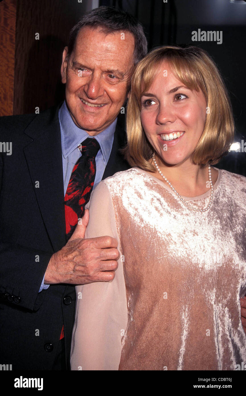 K6598AR. VIPS RIESIGEN SCHALTER ANSCHALTEN TIMES SQUARES NEUESTE WAHRZEICHEN 10/17/96.TONY RANDALL UND FRAU HEATHER.    / 1996.TONYRANDALLRETRO (Kredit-Bild: © Andrea Renault/Globe Photos/ZUMAPRESS.com) Stockfoto