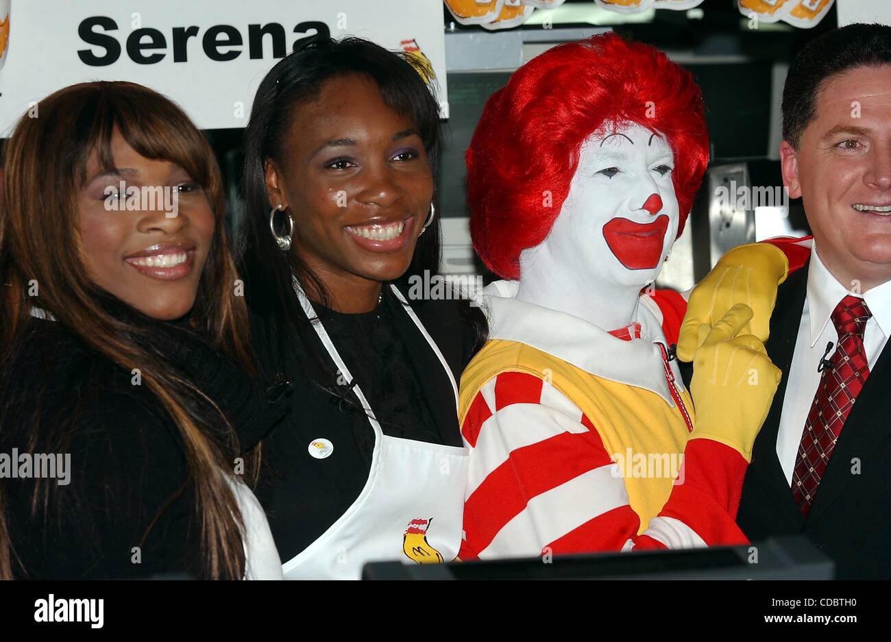 K34234AR. WELTKINDERTAG bei MCDONALD'S-Veranstaltung an der McDonalds 'S 42ND STREET und BROADWAY, NEW YORK New York 20.11.2003.    / 2003... SERENA und VENUS WILLIAMS (Kredit-Bild: © Andrea Renault/Globe Photos/ZUMAPRESS.com) Stockfoto