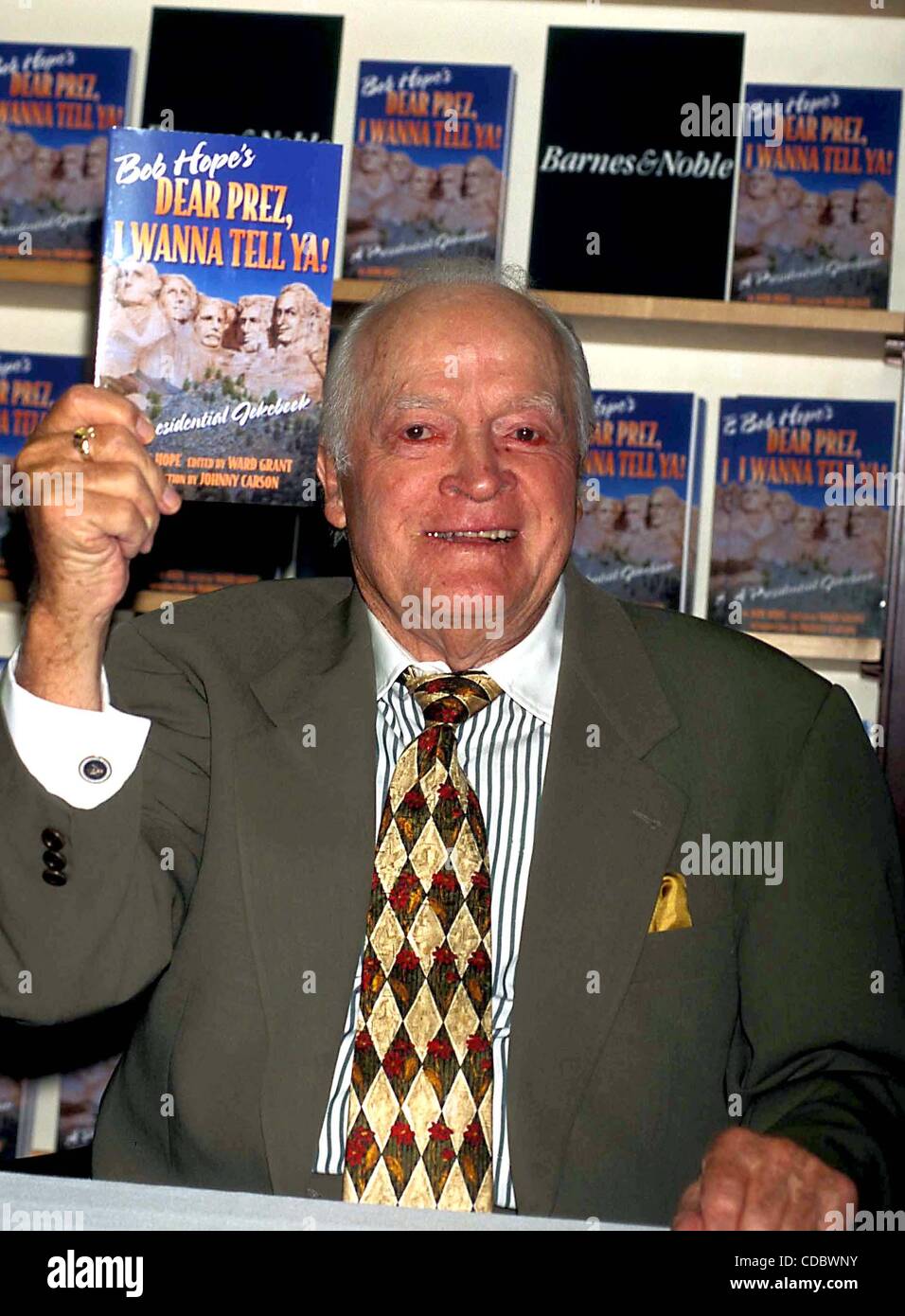 K6439AR.'' SEHR GEEHRTE PREZ, I WANNA TELL YA!'' AT-BARNES &AMP; NOBLE IN NEW YORK neue York.BOB hoffen.    / 1996.BOBHOPERETRO (Kredit-Bild: © Andrea Renault/Globe Photos/ZUMAPRESS.com) Stockfoto