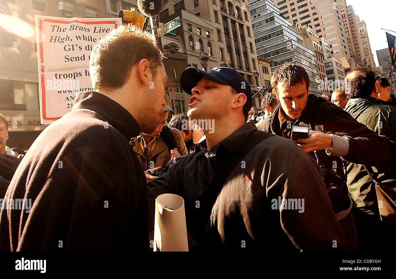 K29759AR SD0327. ANTI-KRIEG DEMONSTRANTEN INSZENIEREN SIE EINEN '' STERBEN-IN''. RUND UM DEN BEREICH DES ROCKEFELLER CENTER. UND anderen belebten Orten IN New York.     / 2003.ALTHOUGH DIES SOLL EINE KUNDGEBUNG FÜR DEN FRIEDEN SEIN, GIBT ES DIEJENIGEN, DIE EINE ANDERE HABEN. MEINUNG NACH IST DER MANN IN DEM BLAUEN HUT PRO-KRIEG. (Kredit-Bild: © A Stockfoto