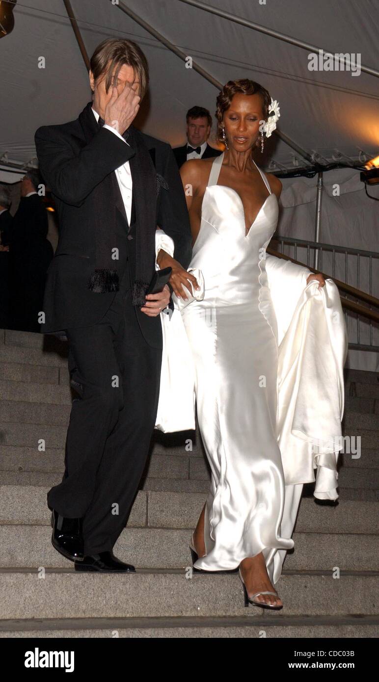 K30277AR.  SD04/28/2003..DEPARTURES AUS DER COSTUME INSTITUTE GALA IM METROPOLITAN MUSEUM OF ART, NEW YORK... DAVID BOWIE IMAN. (Kredit-Bild: © Andrea Renault/Globe Photos/ZUMAPRESS.com) Stockfoto