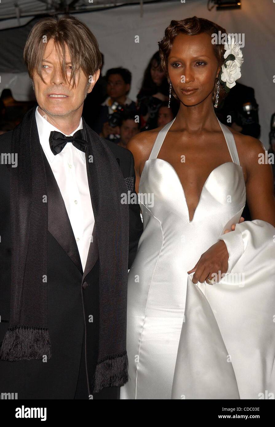 K30270AR.  SD04/28/2003..COSTUME INSTITUTE GALA IM METROPOLITAN MUSEUM OF ART, NEW YORK... DAVID BOWIE IMAN. (Kredit-Bild: © Andrea Renault/Globe Photos/ZUMAPRESS.com) Stockfoto