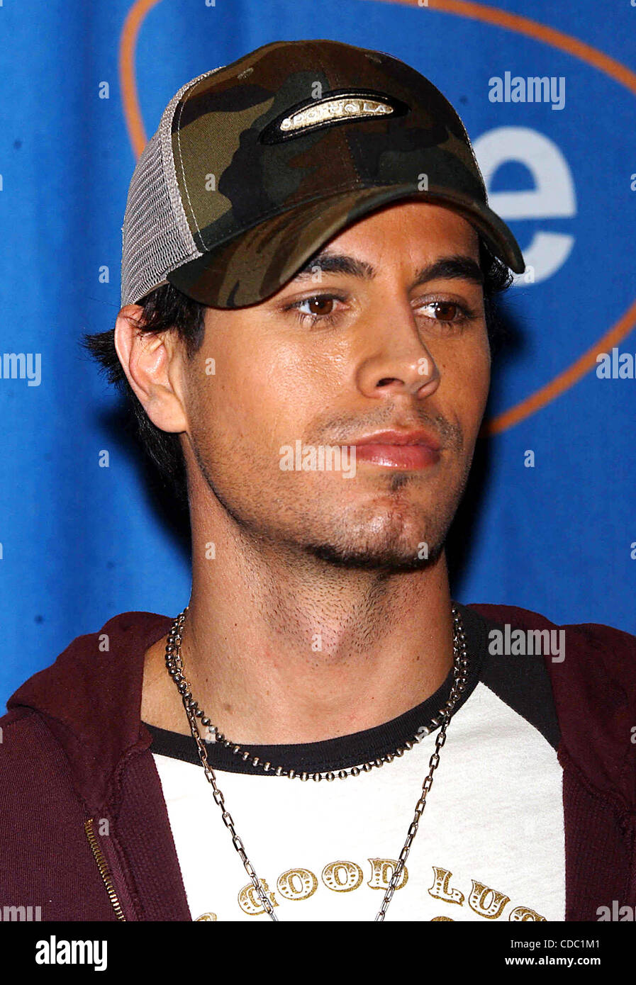 K34315AR. ENRIQUE IGLESIAS CD Signieren im FYE ROCEFELLER CENTER, NEW YORK New York 25.11.2003.   RENUALT (Kredit-Bild: © Andrea Renault/Globe Photos/ZUMAPRESS.com) Stockfoto