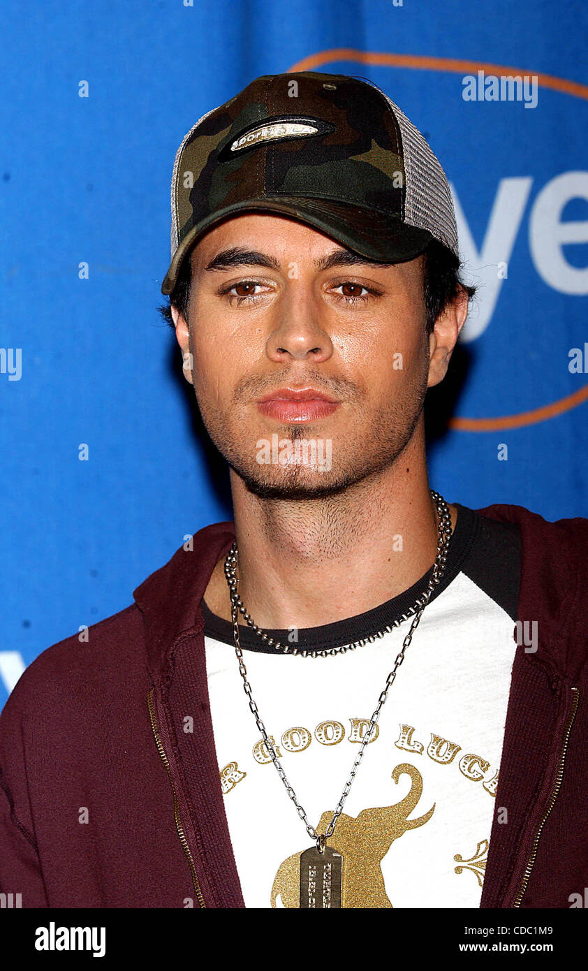 K34315AR. ENRIQUE IGLESIAS CD Signieren im FYE ROCEFELLER CENTER, NEW YORK New York 25.11.2003.   RENUALT (Kredit-Bild: © Andrea Renault/Globe Photos/ZUMAPRESS.com) Stockfoto