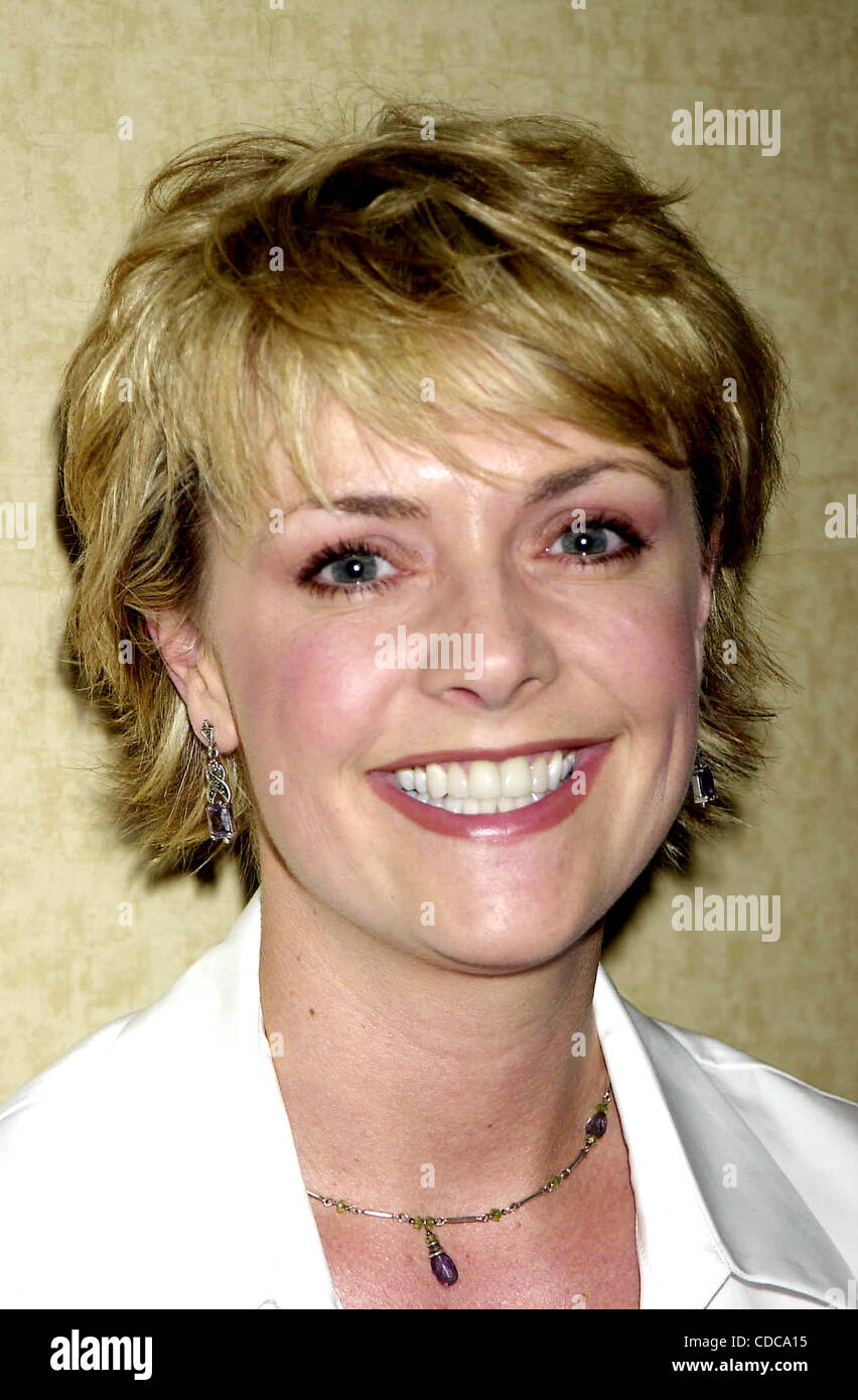 1. Januar 2011 - New York, New York, USA - K30356JKRON SD0501. WUNDER, DASS FRAUEN KABEL UND SHOPPEN GEEHRT BU MULTICHANNEL-NEWS UND DAS NEUE KAPITEL DER FRAUEN IM BEREICH KABEL UND TELEKOMMUNIKATION. MARRIOTT MARQUIS HOTEL, NEW YORK New York.   / 2003.AMANDA klopfen (Kredit-Bild: © John Krondes/Globe Stockfoto