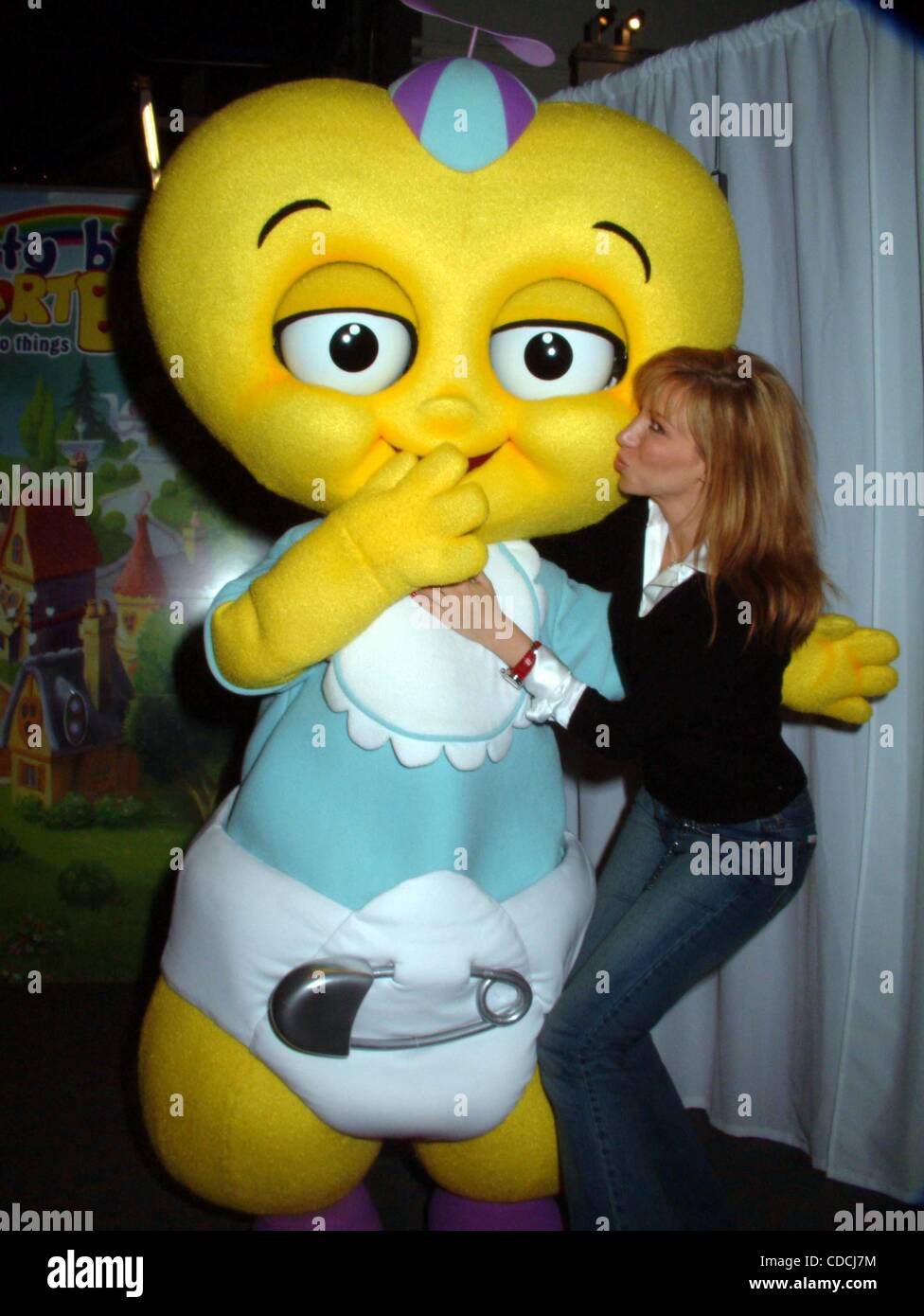 K33623ML Kinder bundesweit Besuch ihrer lokalen TOYS R US speichern, nehmen Sie Teil an der ITTY BITTY HEARTBEATS Versprechen zu tun aus dem Herzen NEW YORK New York 21.10.2003.  / DEBORAH GIBSON und Charaktere aus der Serie ITTY BITTY HEARTBEATS (Kredit-Bild: © Mitchell Levy/Globe Fotos/ZUMAPRESS Stockfoto