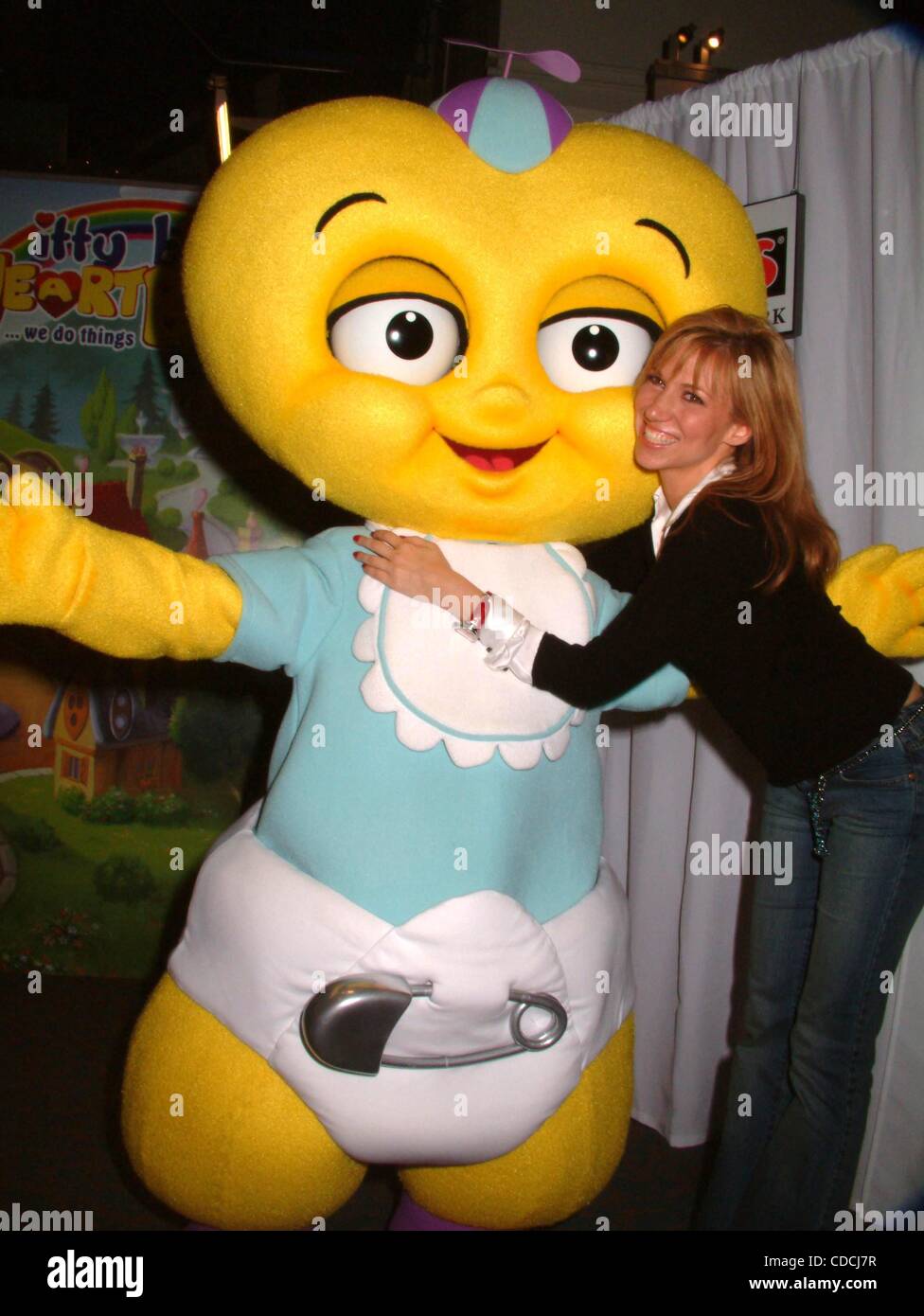 K33623ML Kinder bundesweit Besuch ihrer lokalen TOYS R US speichern, nehmen Sie Teil an der ITTY BITTY HEARTBEATS Versprechen zu tun aus dem Herzen NEW YORK New York 21.10.2003.  / DEBORAH GIBSON und Charaktere aus der Serie ITTY BITTY HEARTBEATS (Kredit-Bild: © Mitchell Levy/Globe Fotos/ZUMAPRESS Stockfoto