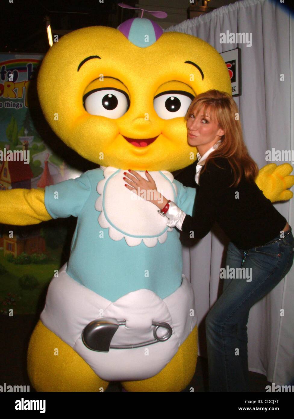 K33623ML Kinder bundesweit Besuch ihrer lokalen TOYS R US speichern, nehmen Sie Teil an der ITTY BITTY HEARTBEATS Versprechen zu tun aus dem Herzen NEW YORK New York 21.10.2003.  / DEBORAH GIBSON und Charaktere aus der Serie ITTY BITTY HEARTBEATS (Kredit-Bild: © Mitchell Levy/Globe Fotos/ZUMAPRESS Stockfoto