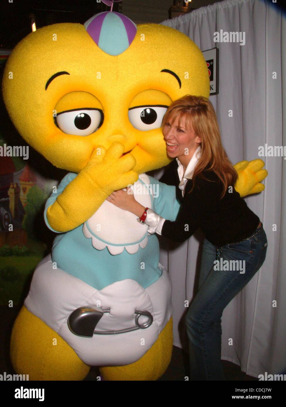 K33623ML Kinder bundesweit Besuch ihrer lokalen TOYS R US speichern, nehmen Sie Teil an der ITTY BITTY HEARTBEATS Versprechen zu tun aus dem Herzen NEW YORK New York 21.10.2003.  / DEBORAH GIBSON und Charaktere aus der Serie ITTY BITTY HEARTBEATS (Kredit-Bild: © Mitchell Levy/Globe Fotos/ZUMAPRESS Stockfoto