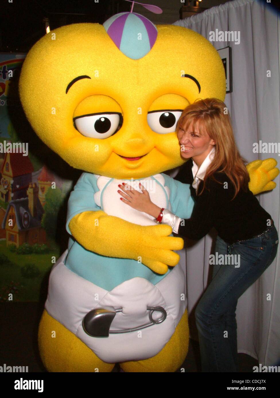 K33623ML Kinder bundesweit Besuch ihrer lokalen TOYS R US speichern, nehmen Sie Teil an der ITTY BITTY HEARTBEATS Versprechen zu tun aus dem Herzen NEW YORK New York 21.10.2003.  / DEBORAH GIBSON und Charaktere aus der Serie ITTY BITTY HEARTBEATS (Kredit-Bild: © Mitchell Levy/Globe Fotos/ZUMAPRESS Stockfoto