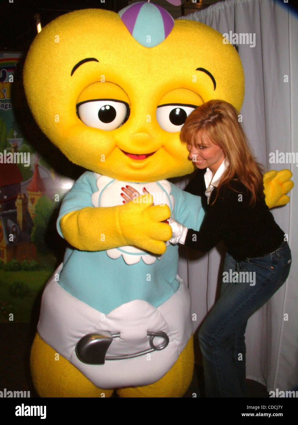 K33623ML Kinder bundesweit Besuch ihrer lokalen TOYS R US speichern, nehmen Sie Teil an der ITTY BITTY HEARTBEATS Versprechen zu tun aus dem Herzen NEW YORK New York 21.10.2003.  / DEBORAH GIBSON und Charaktere aus der Serie ITTY BITTY HEARTBEATS (Kredit-Bild: © Mitchell Levy/Globe Fotos/ZUMAPRESS Stockfoto