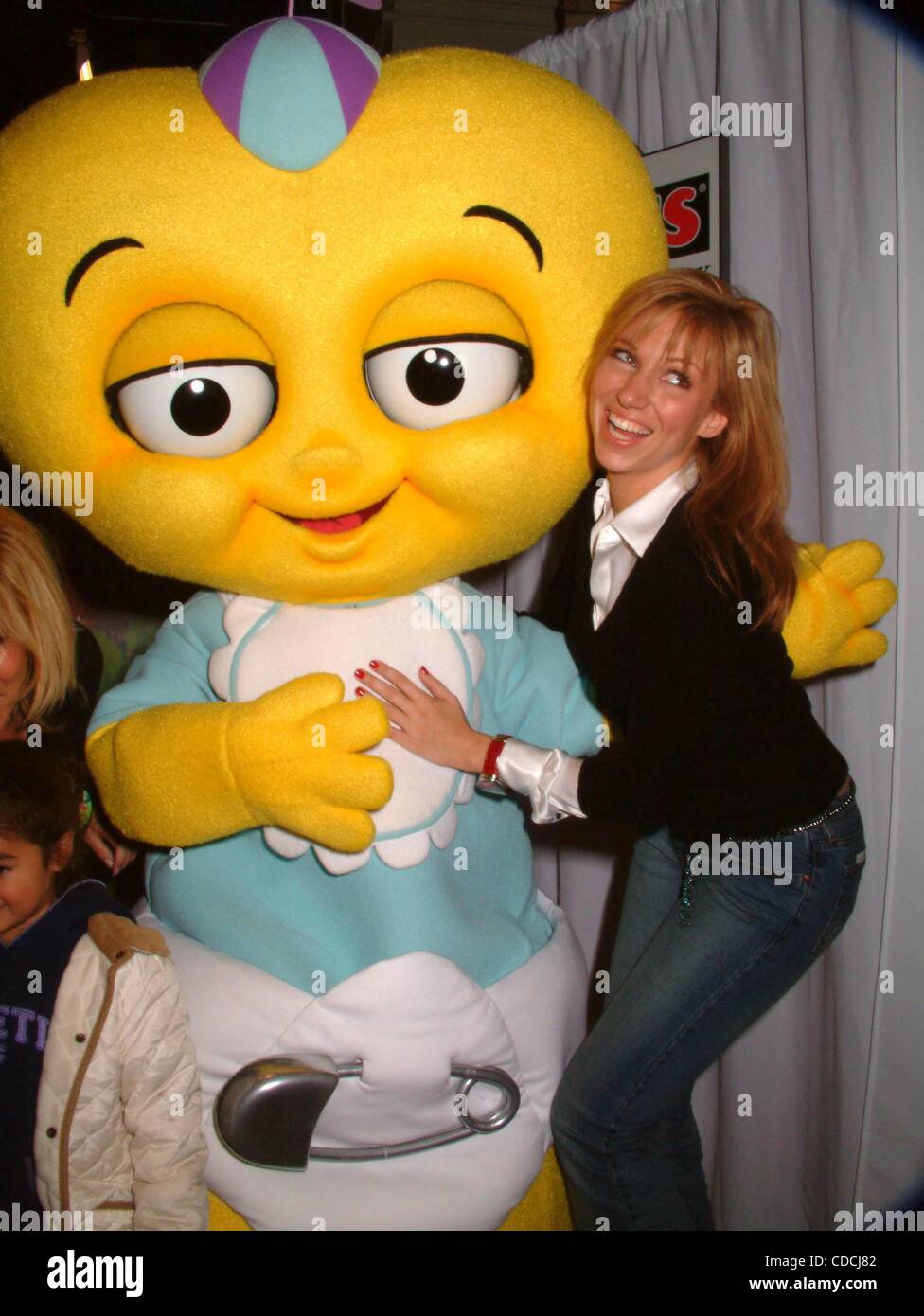 K33623ML Kinder bundesweit Besuch ihrer lokalen TOYS R US speichern, nehmen Sie Teil an der ITTY BITTY HEARTBEATS Versprechen zu tun aus dem Herzen NEW YORK New York 21.10.2003.  / DEBORAH GIBSON und Charaktere aus der Serie ITTY BITTY HEARTBEATS (Kredit-Bild: © Mitchell Levy/Globe Fotos/ZUMAPRESS Stockfoto
