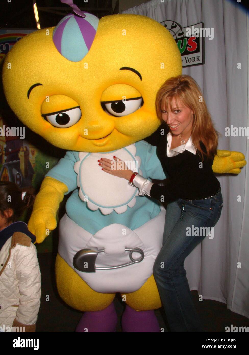K33623ML Kinder bundesweit Besuch ihrer lokalen TOYS R US speichern, nehmen Sie Teil an der ITTY BITTY HEARTBEATS Versprechen zu tun aus dem Herzen NEW YORK New York 21.10.2003.  / DEBORAH GIBSON und Charaktere aus der Serie ITTY BITTY HEARTBEATS (Kredit-Bild: © Mitchell Levy/Globe Fotos/ZUMAPRESS Stockfoto