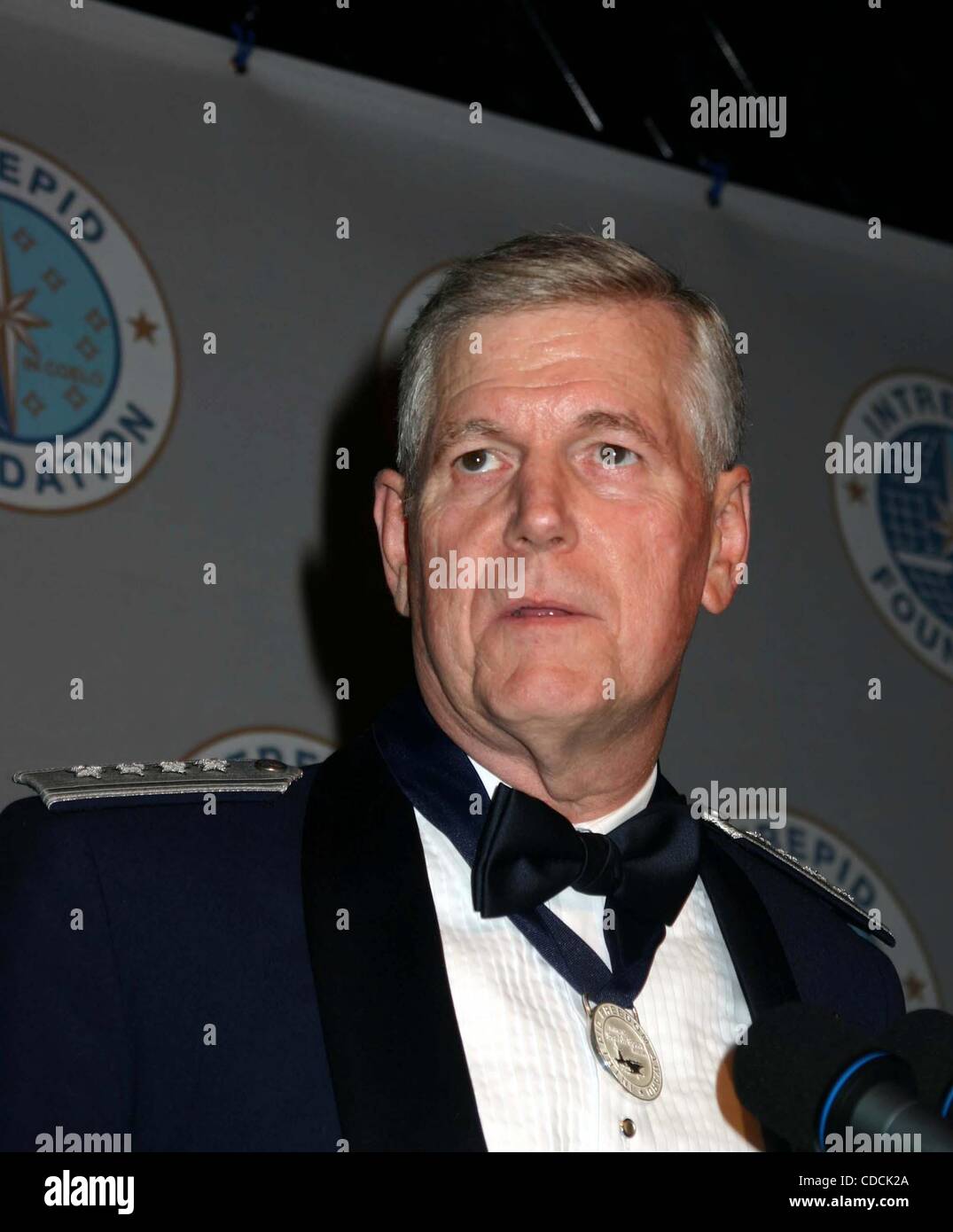 K35501ML.12th jährliche SALUTE TO FREEDOM gehostet von der UNERSCHROCKENEN FOUNDATION INTREPID SEA AIR SPACE MUSEUM, NEW YORK New York 12.02.2004.  / 2004..GENERAL RICHARD MYERS(Credit Image: © Mitchell Levy/Globe Photos/ZUMAPRESS.com) Stockfoto