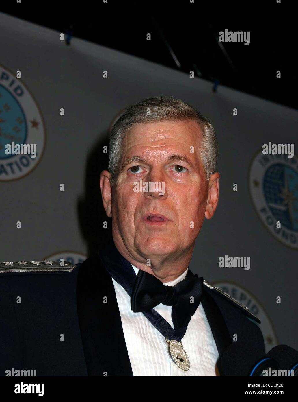 K35501ML.12th jährliche SALUTE TO FREEDOM gehostet von der UNERSCHROCKENEN FOUNDATION INTREPID SEA AIR SPACE MUSEUM, NEW YORK New York 12.02.2004.  / 2004..GENERAL RICHARD MYERS(Credit Image: © Mitchell Levy/Globe Photos/ZUMAPRESS.com) Stockfoto