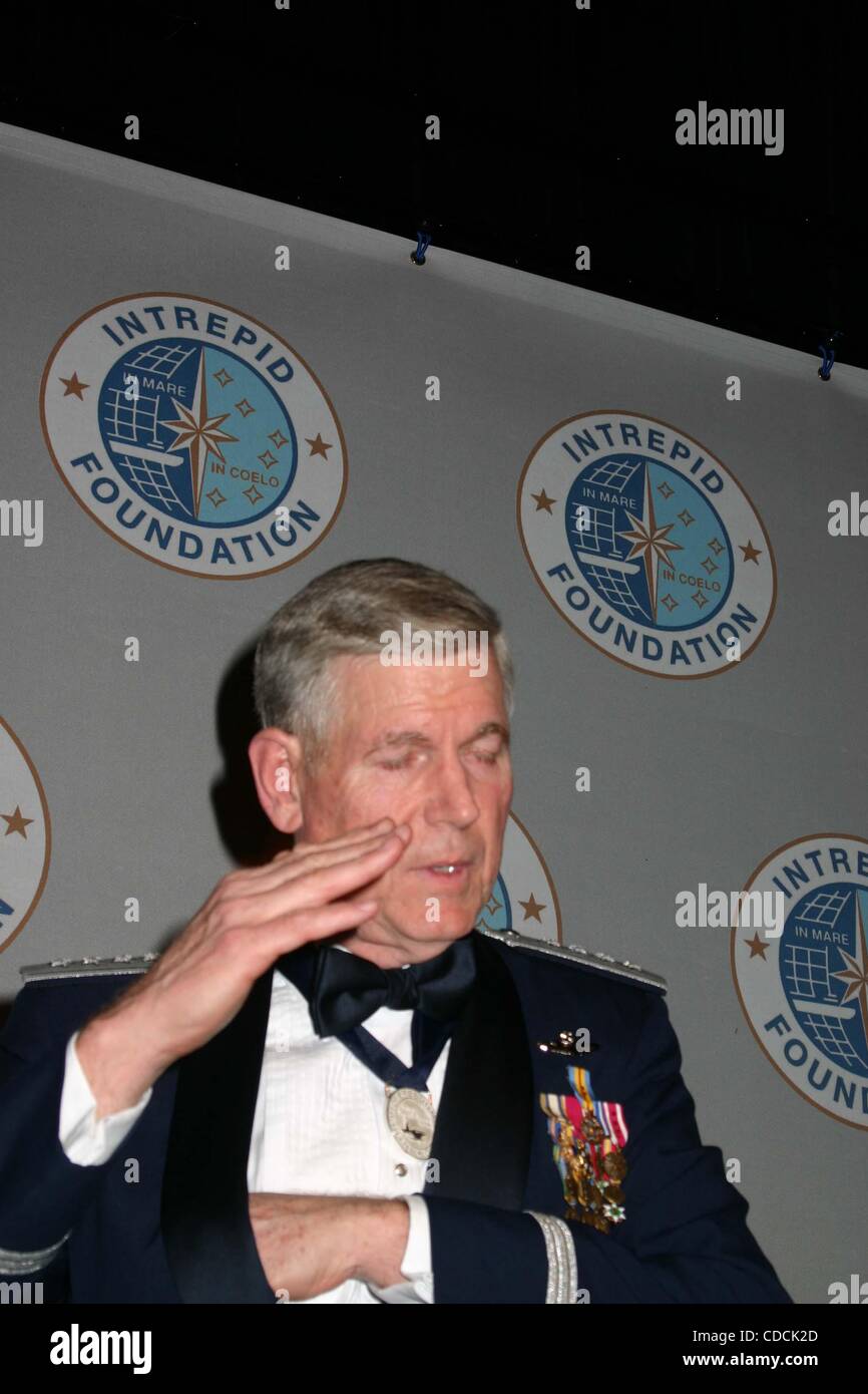 K35501ML.12th jährliche SALUTE TO FREEDOM gehostet von der UNERSCHROCKENEN FOUNDATION INTREPID SEA AIR SPACE MUSEUM, NEW YORK New York 12.02.2004.  / 2004..GENERAL RICHARD MYERS(Credit Image: © Mitchell Levy/Globe Photos/ZUMAPRESS.com) Stockfoto