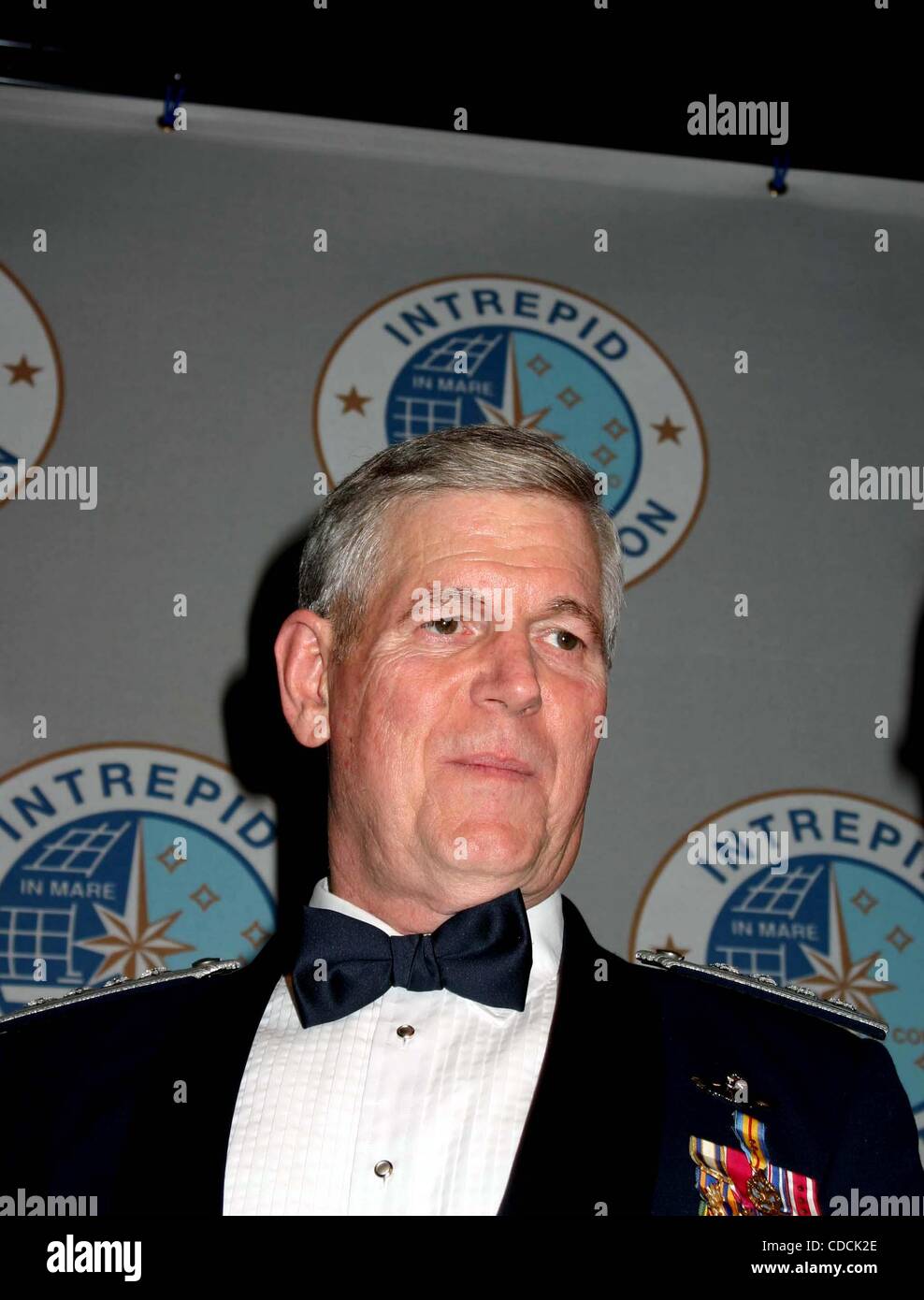 K35501ML.12th jährliche SALUTE TO FREEDOM gehostet von der UNERSCHROCKENEN FOUNDATION INTREPID SEA AIR SPACE MUSEUM, NEW YORK New York 12.02.2004.  / 2004.GENERAL RICHARD MYERS(Credit Image: © Mitchell Levy/Globe Photos/ZUMAPRESS.com) Stockfoto