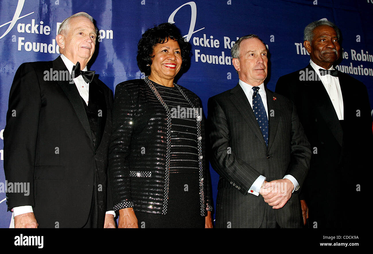 K36044ML. Das JACKIE ROBINSON FOUNDATION wird HOST, das seine jährlichen Abendessen zu Ehren Empfänger des 2004 vergibt, Auszeichnungen ROBIE im GRAND BALLROOM des WALDORF ASTORIA HOTEL IN NEW YORK neue York.3/8/2004.  / 2004.J.W. MARRIOTT JR, Dr. RUTH SIMMONS, Bürgermeister MICHAEL BLOOMBERG und OSSIE DAVIS (Credit Bild Stockfoto